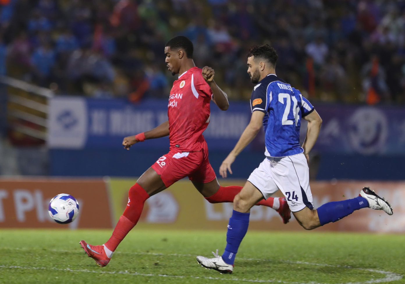 "Vua ph&aacute; lưới" V-League quyết thắng đội b&oacute;ng của Trung Quốc - Ảnh 2.