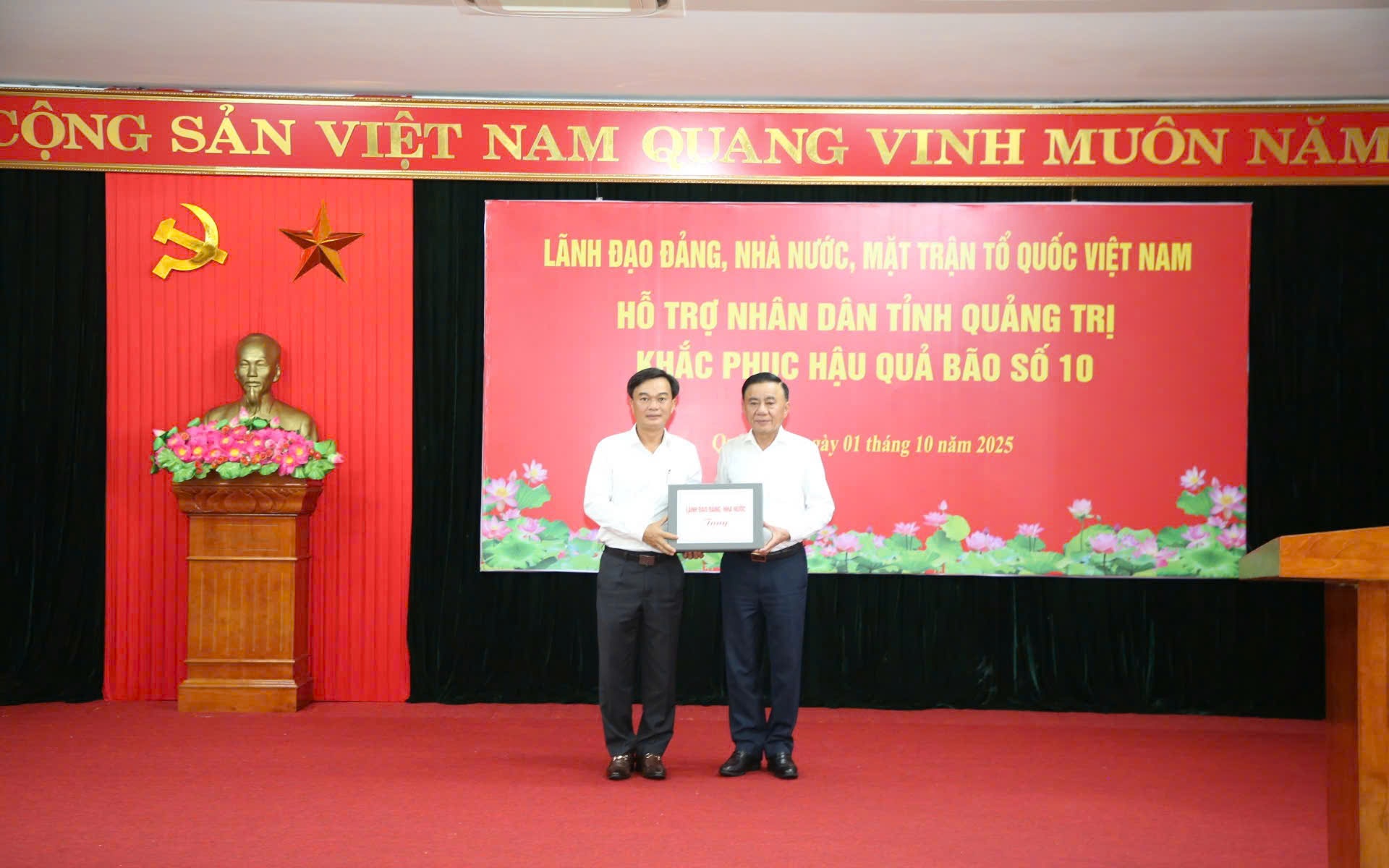 Thường trực Ban Bí thư Trần Cẩm Tú đến Quảng Trị, sẻ chia mất mát sau bão số 10 Bualoi
