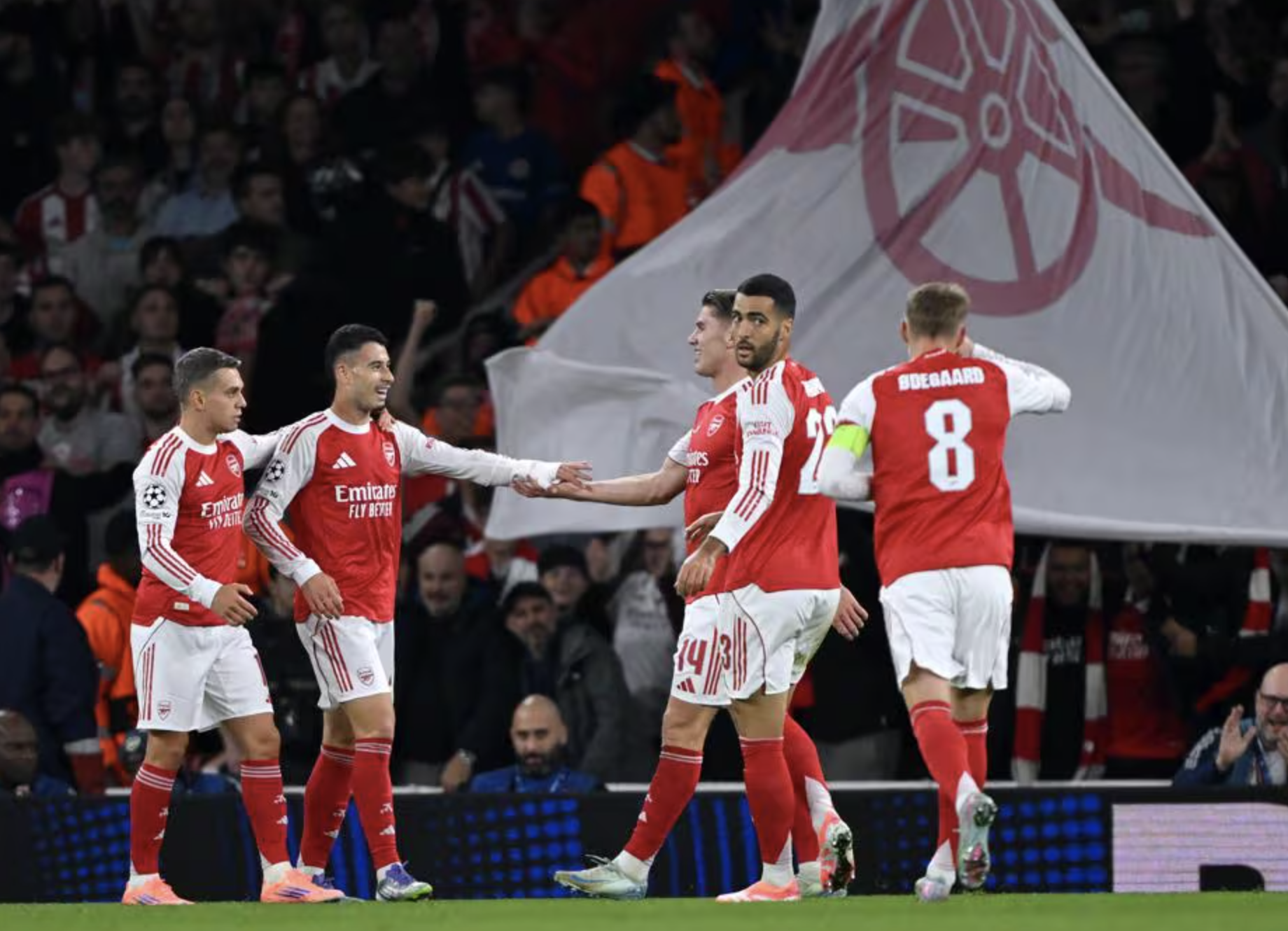 Arsenal đại ph&aacute; Olympiakos, bay cao Top 5 Champions League - Ảnh 5.