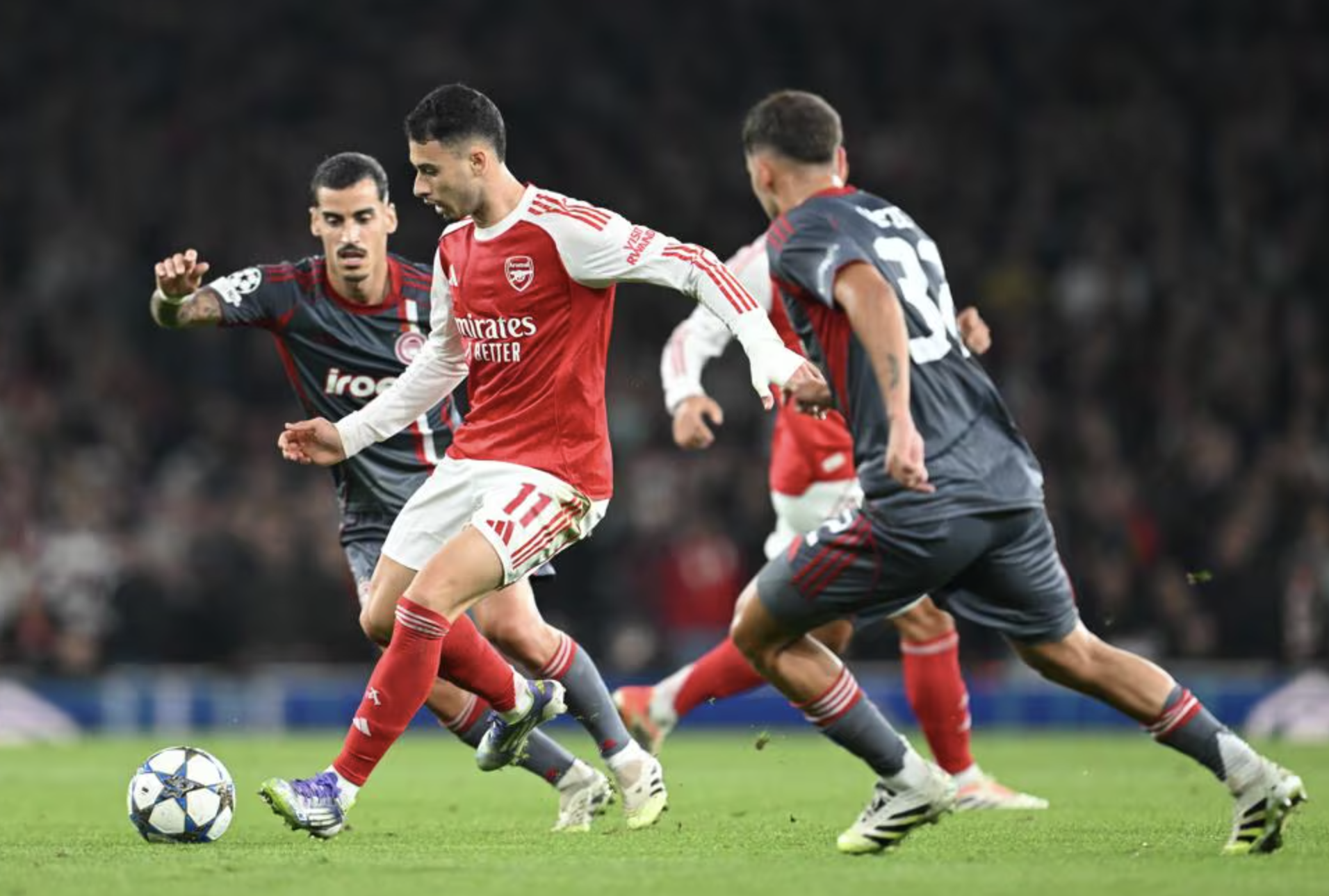 Arsenal đại ph&aacute; Olympiakos, bay cao Top 5 Champions League - Ảnh 1.