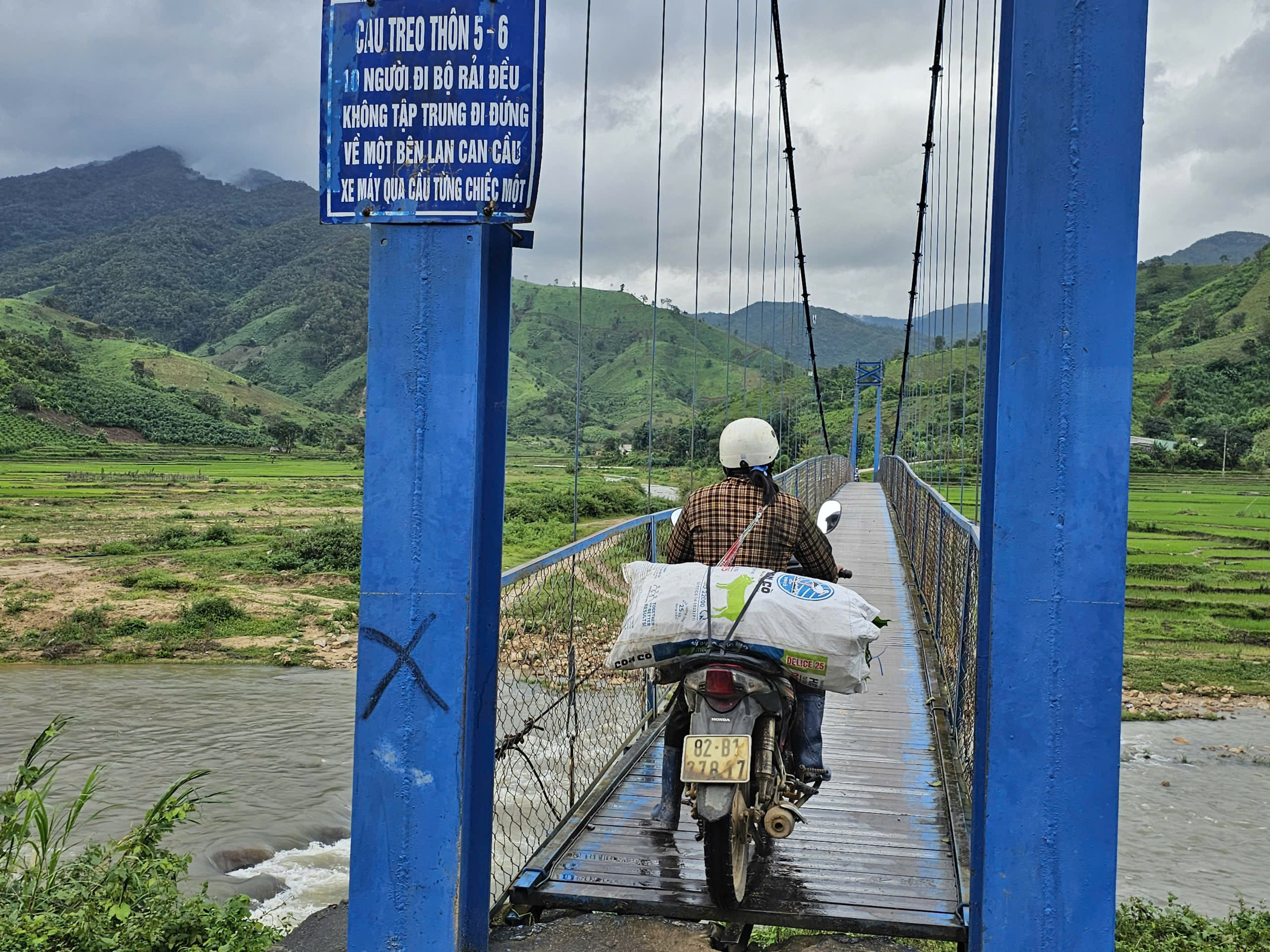 L&Ecirc;N T&Acirc;Y NGUY&Ecirc;N: Mong lắm c&acirc;y cầu bắc qua s&ocirc;ng Đăk A K&ocirc;i - Ảnh 1.