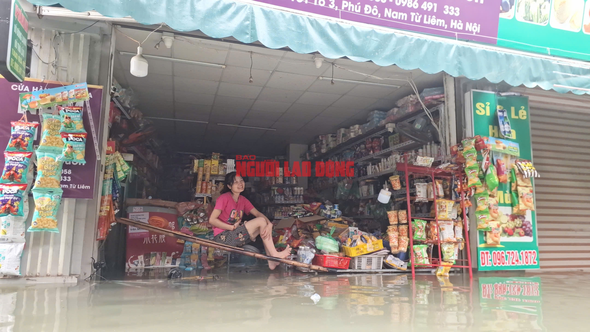 VIDEO: S&aacute;ng nay nhiều điểm tại H&agrave; Nội vẫn ngập nặng, người d&acirc;n lội nước đến thắt lưng- Ảnh 5.