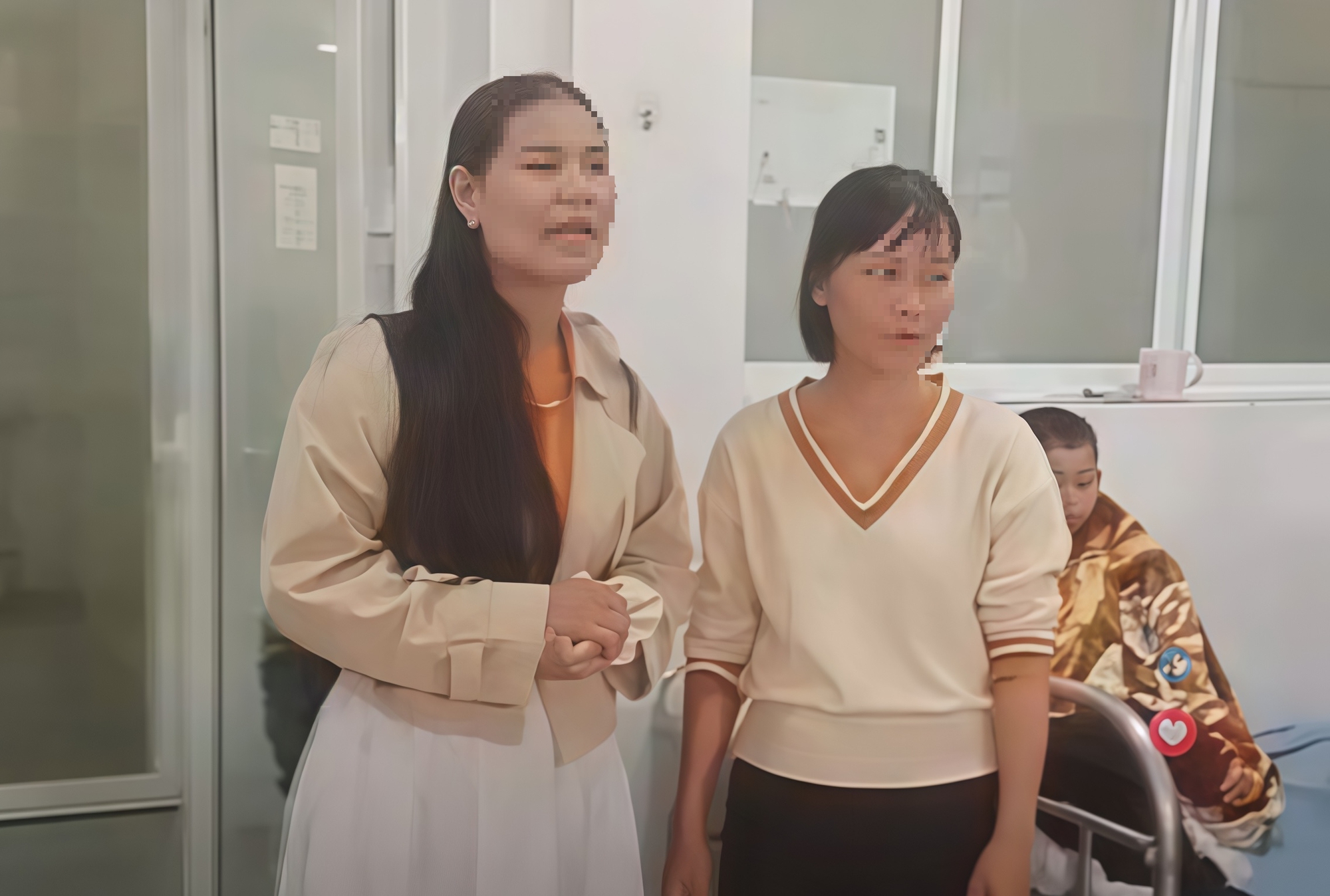 Vụ 40 học sinh nhập viện: Nữ ph&oacute; hiệu trưởng từng bị kỷ luật v&igrave; "cầm nhầm" điện thoại - Ảnh 1.