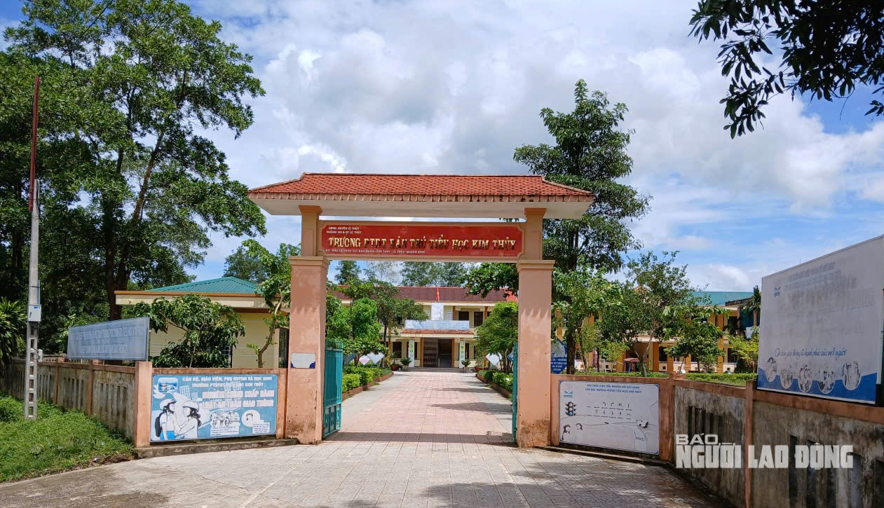 Vụ 40 học sinh nhập viện: Nữ ph&oacute; hiệu trưởng từng bị kỷ luật v&igrave; "cầm nhầm" điện thoại - Ảnh 2.