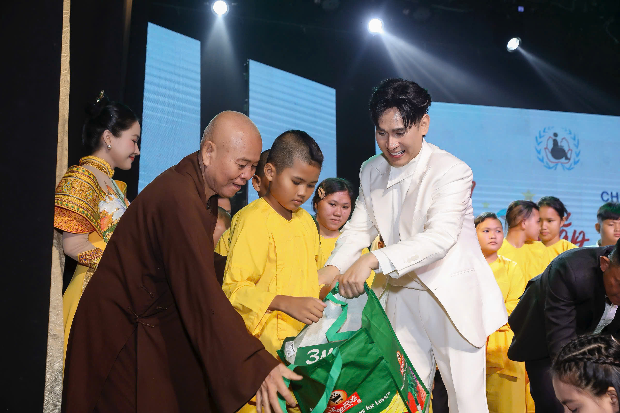 Nguyên Vũ lấy doanh thu của bài hit góp vào quỹ "Vì nụ cười trẻ em" - Ảnh 2.