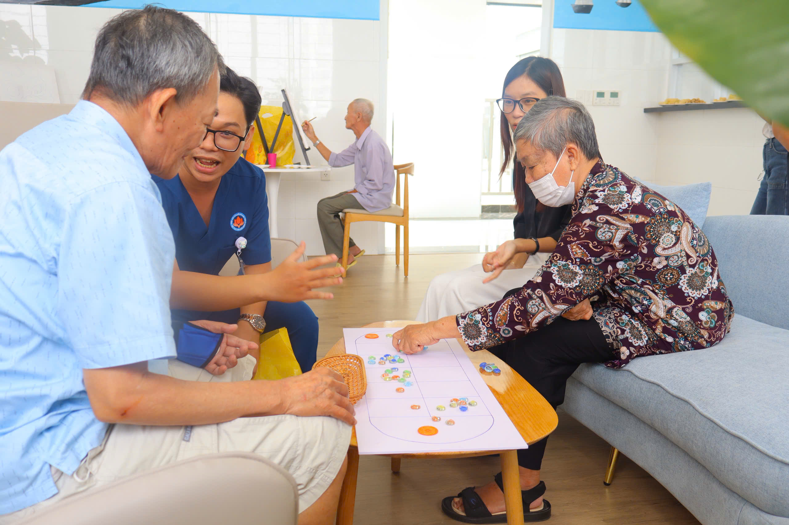 Ra mắt m&ocirc; h&igrave;nh mới: Chăm s&oacute;c, đưa đ&oacute;n người cao tuổi trong ng&agrave;y - Ảnh 2.