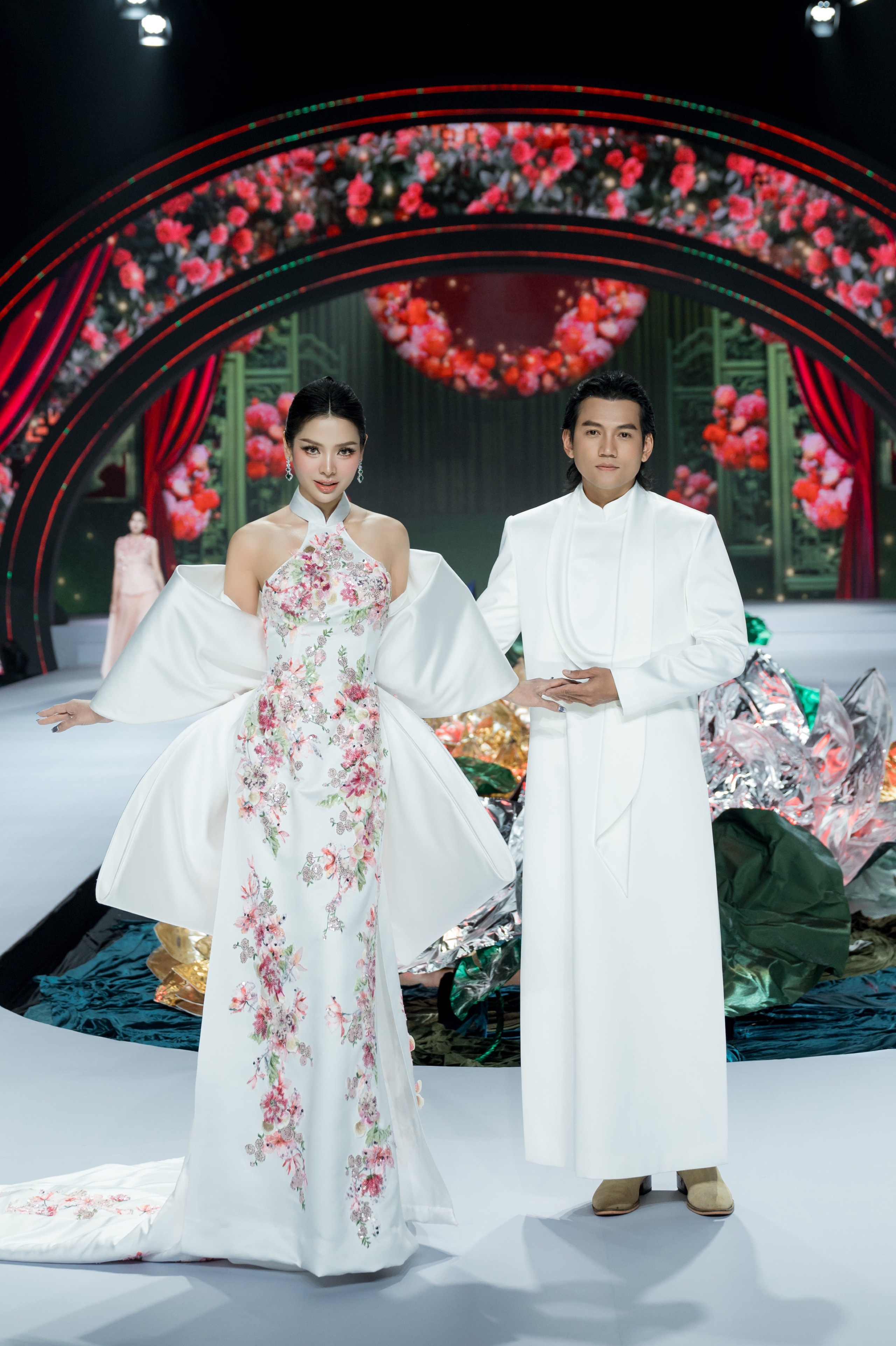 Phương Trinh Jolie gây bất ngờ với hình thể mẹ 3 con - Ảnh 1.