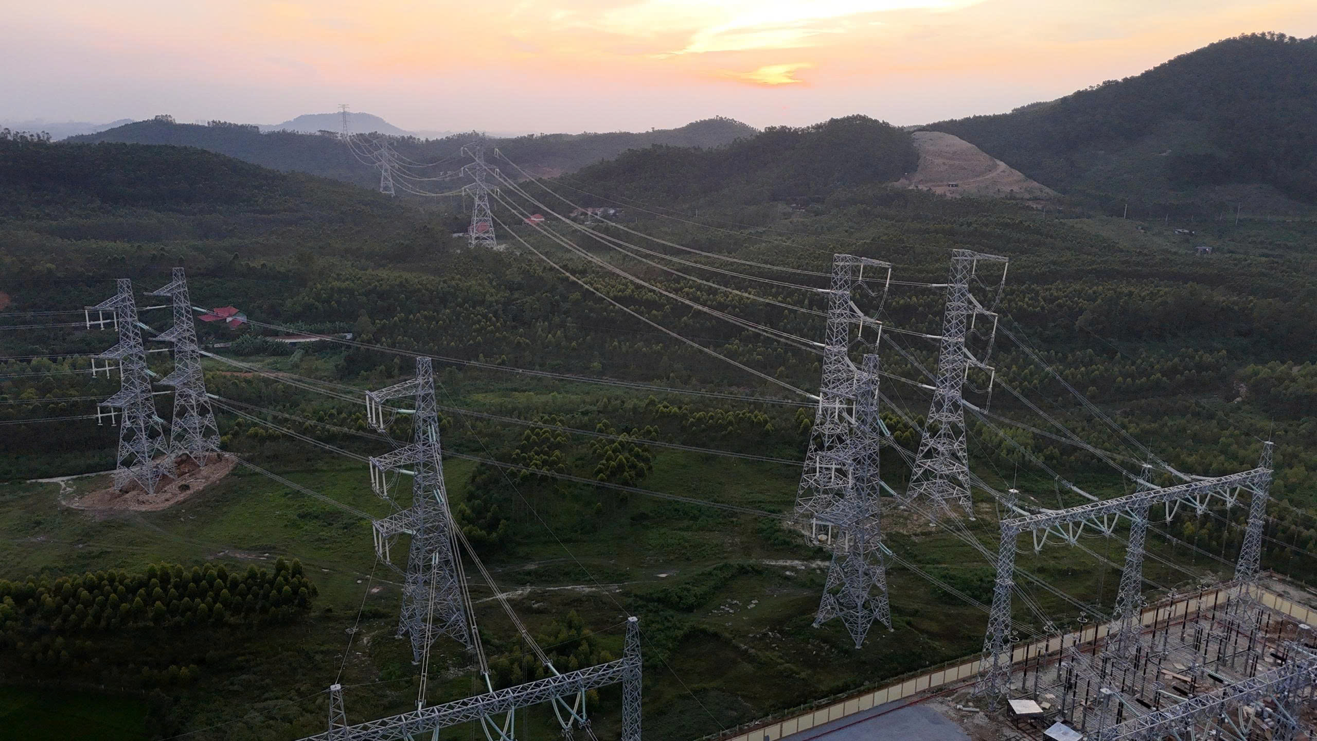 Đóng điện đường dây vốn hơn 7.410 tỉ đồng, truyền tải khoảng 3.000 MW điện- Ảnh 3.