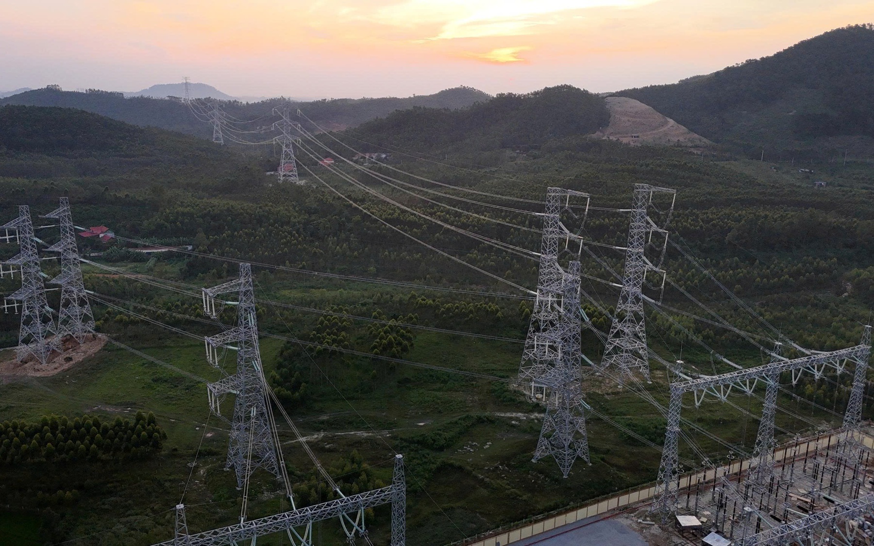 Đóng điện đường dây vốn hơn 7.410 tỉ đồng, truyền tải khoảng 3.000 MW điện