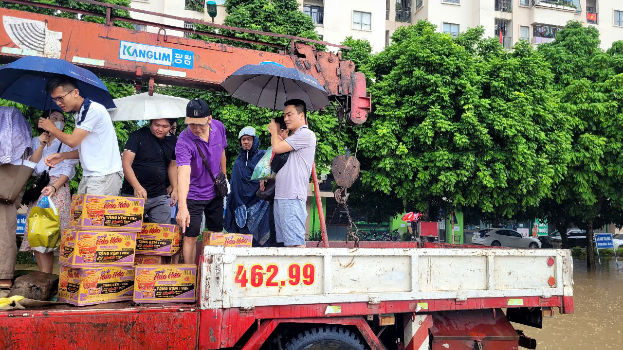 VIDEO: "Biển nước" vây quanh chung cư, dân phải di chuyển bằng xe cẩu tự hành- Ảnh 7.