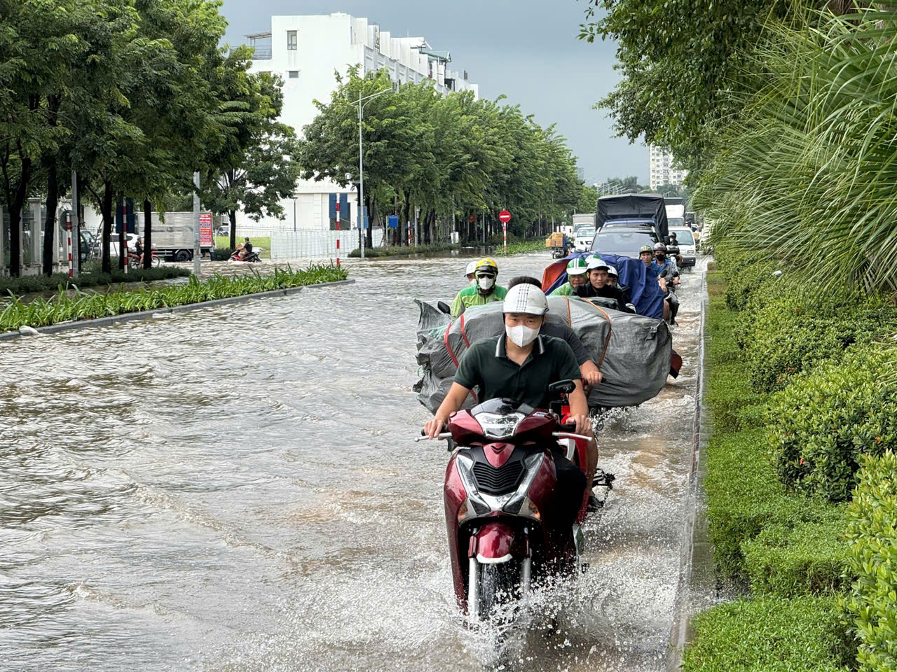 VIDEO: "Biển nước" vây quanh chung cư, dân phải di chuyển bằng xe cẩu tự hành- Ảnh 5.
