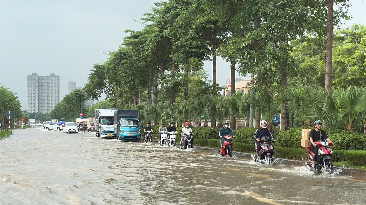 VIDEO: "Biển nước" vây quanh chung cư, dân phải di chuyển bằng xe cẩu tự hành- Ảnh 3.