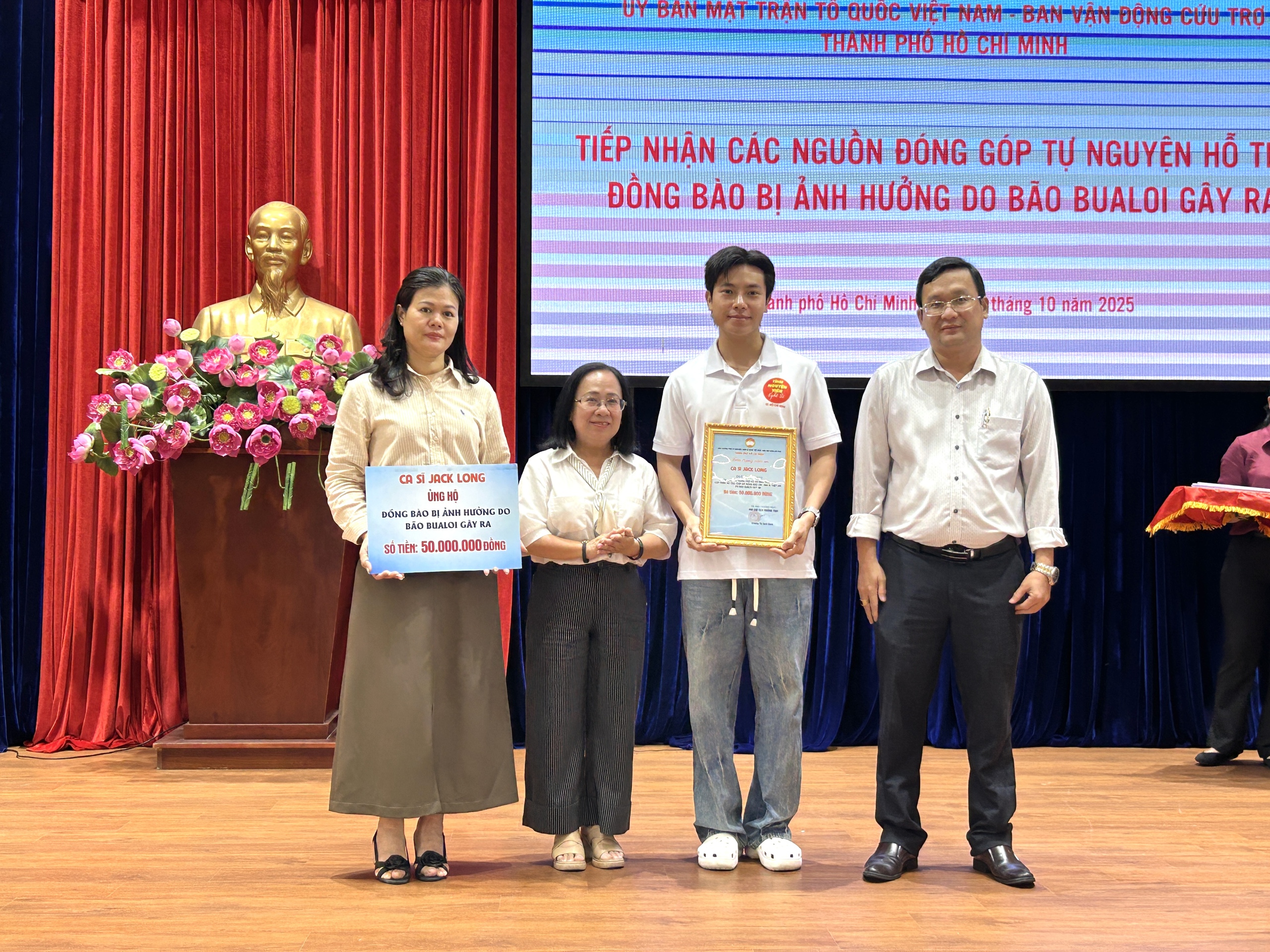 Văn nghệ sĩ TP HCM hướng về đồng bào vùng bão lũ - Ảnh 7.