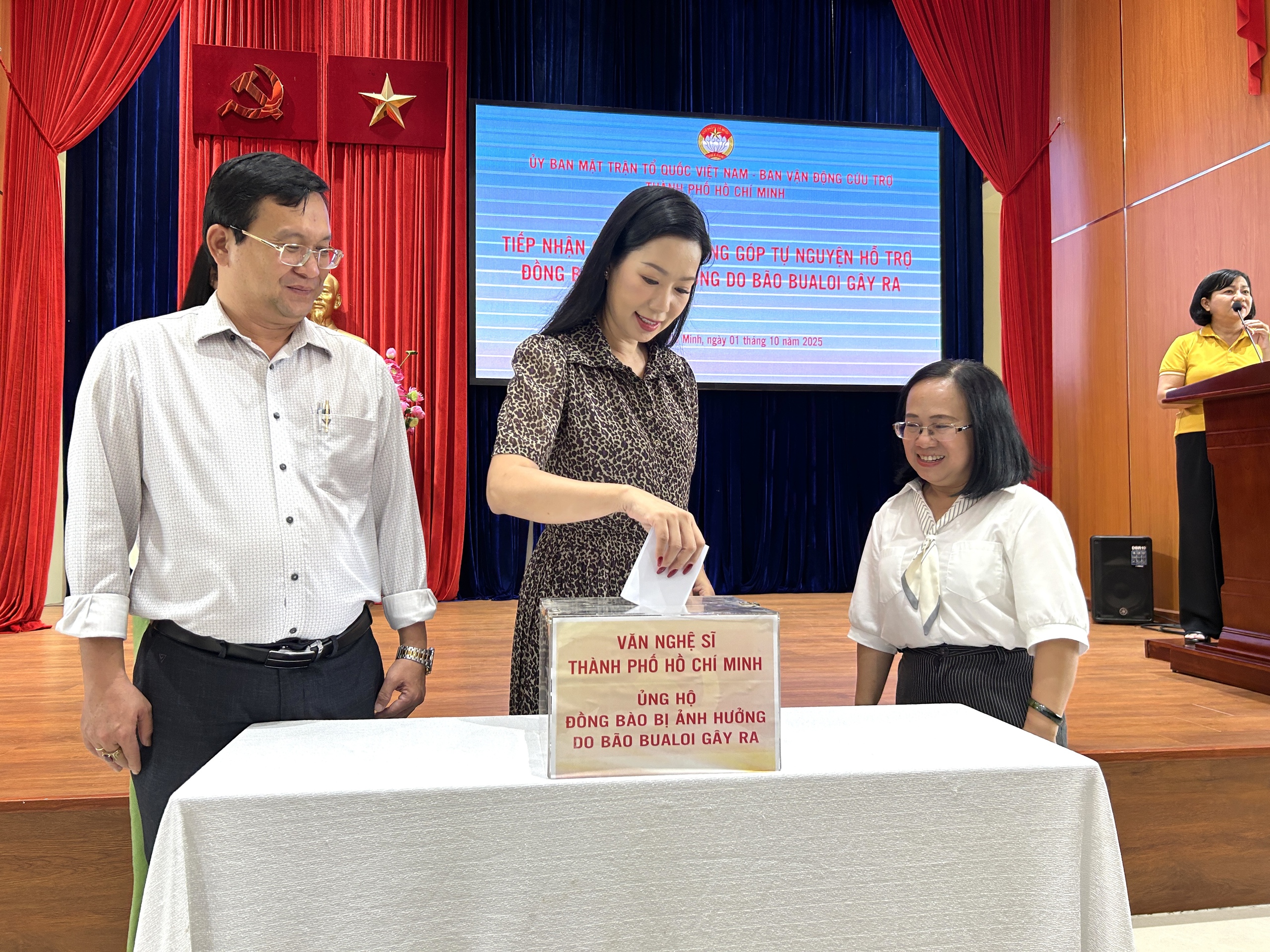 Văn nghệ sĩ TP HCM hướng về đồng bào vùng bão lũ - Ảnh 3.