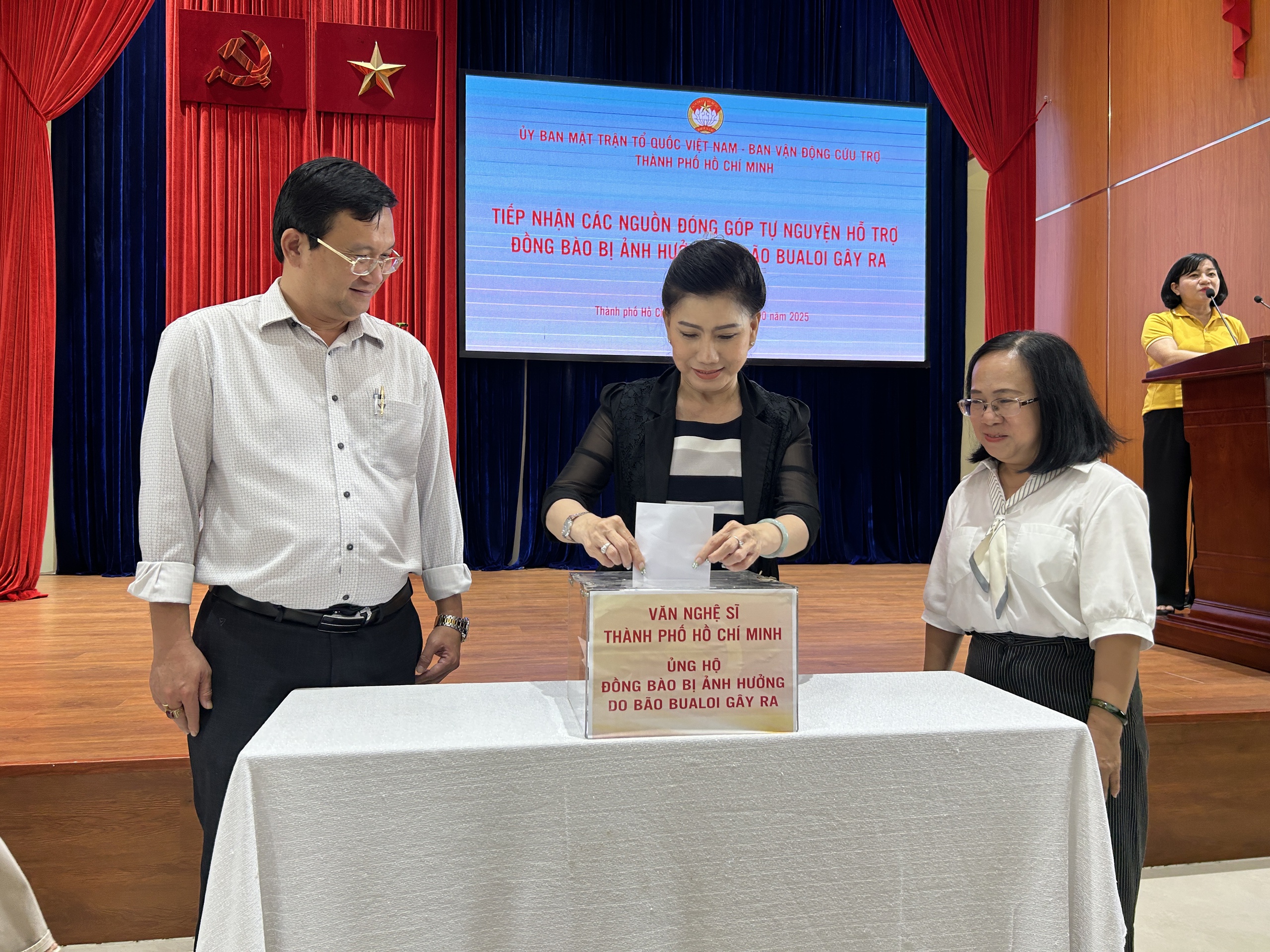 Văn nghệ sĩ TP HCM hướng về đồng bào vùng bão lũ - Ảnh 4.