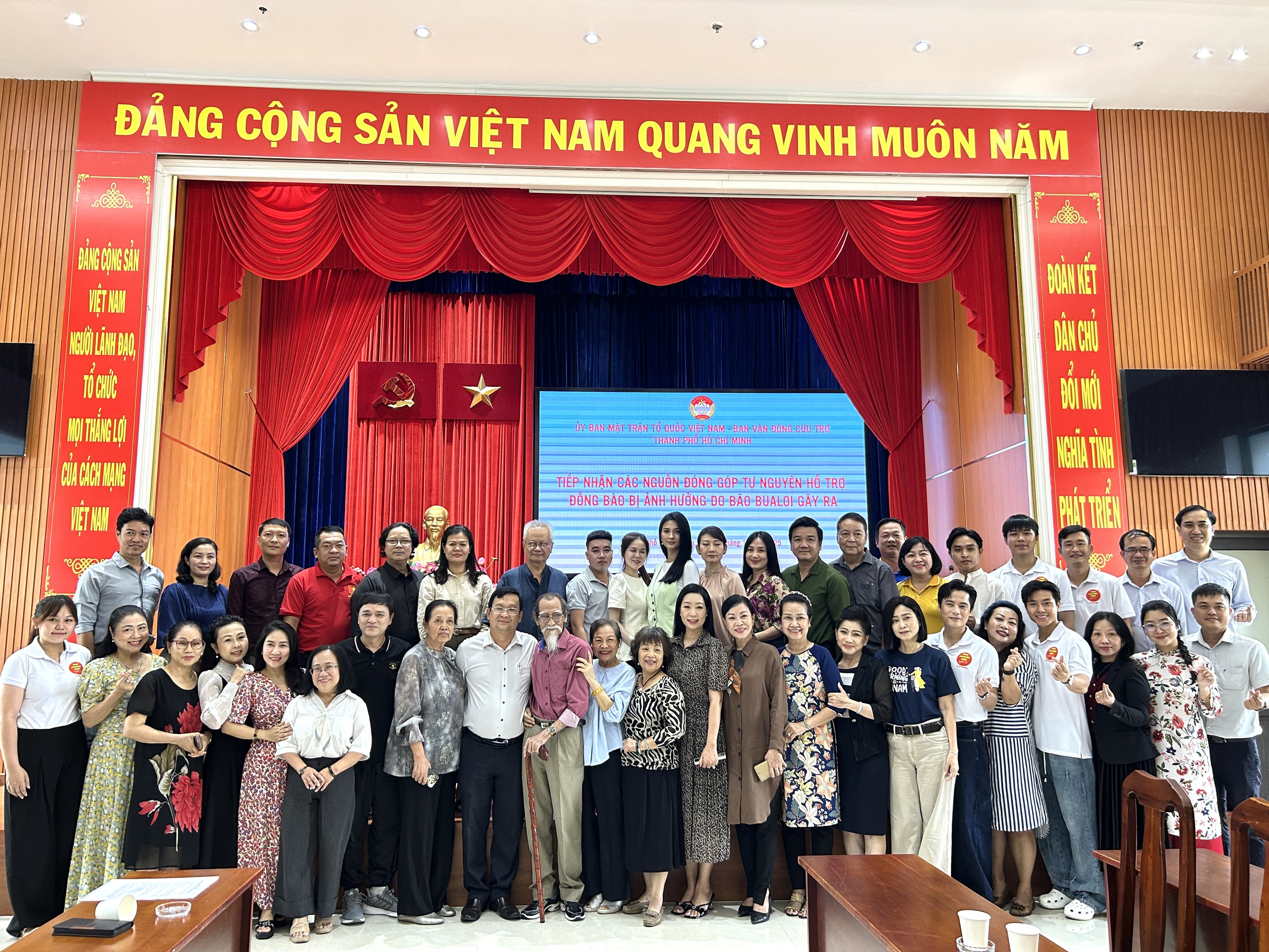 Văn nghệ sĩ TP HCM hướng về đồng bào vùng bão lũ - Ảnh 6.