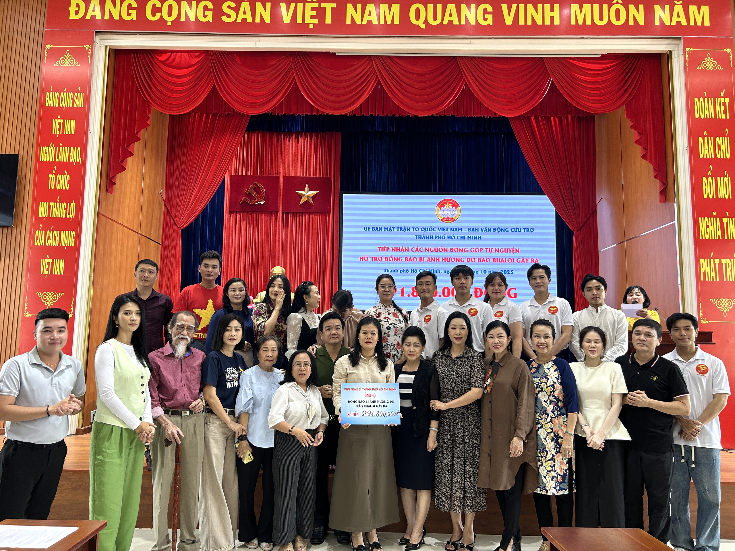Văn nghệ sĩ TP HCM hướng về đồng bào vùng bão lũ - Ảnh 1.