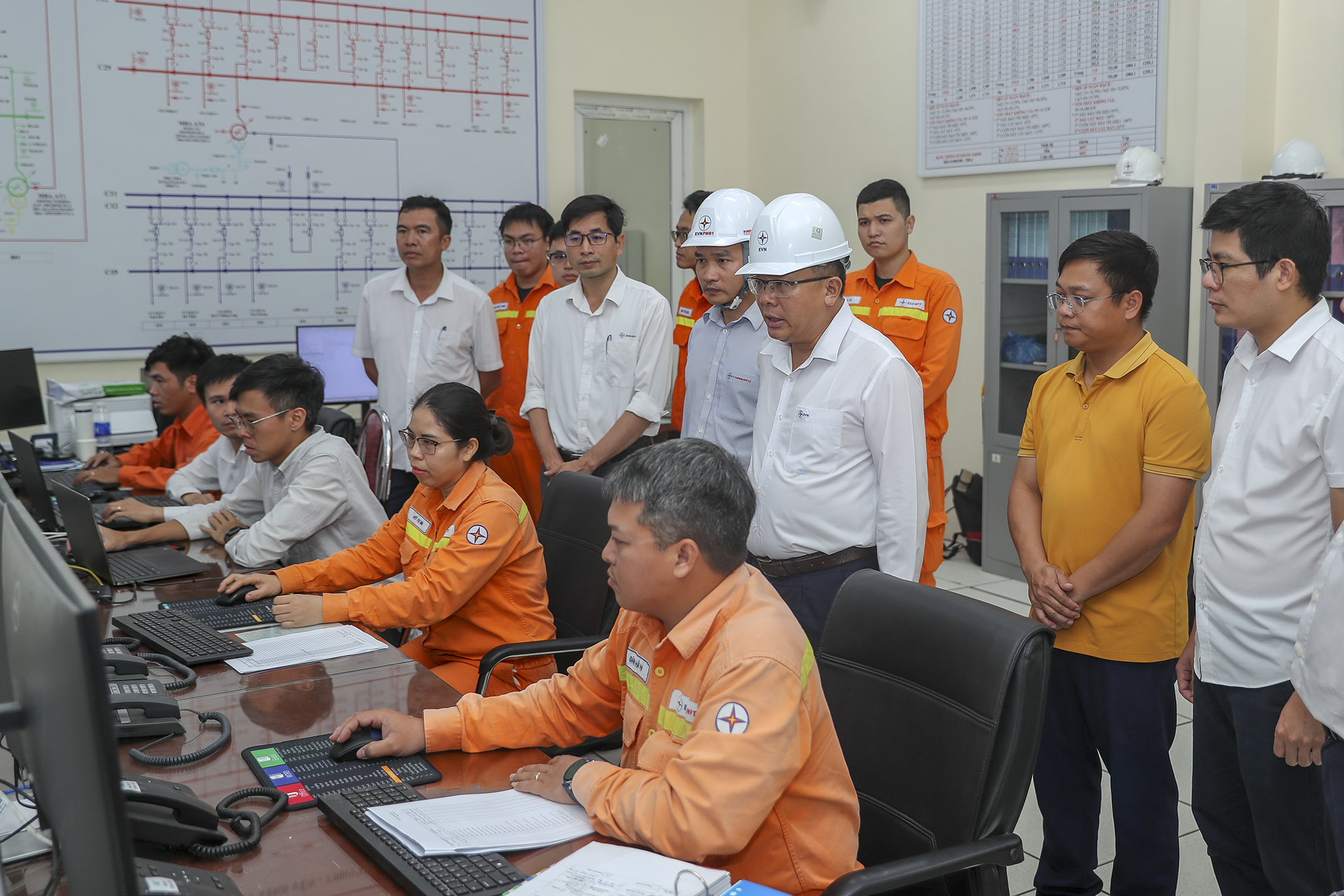 Đóng điện đường dây vốn hơn 7.410 tỉ đồng, truyền tải khoảng 3.000 MW điện- Ảnh 1.
