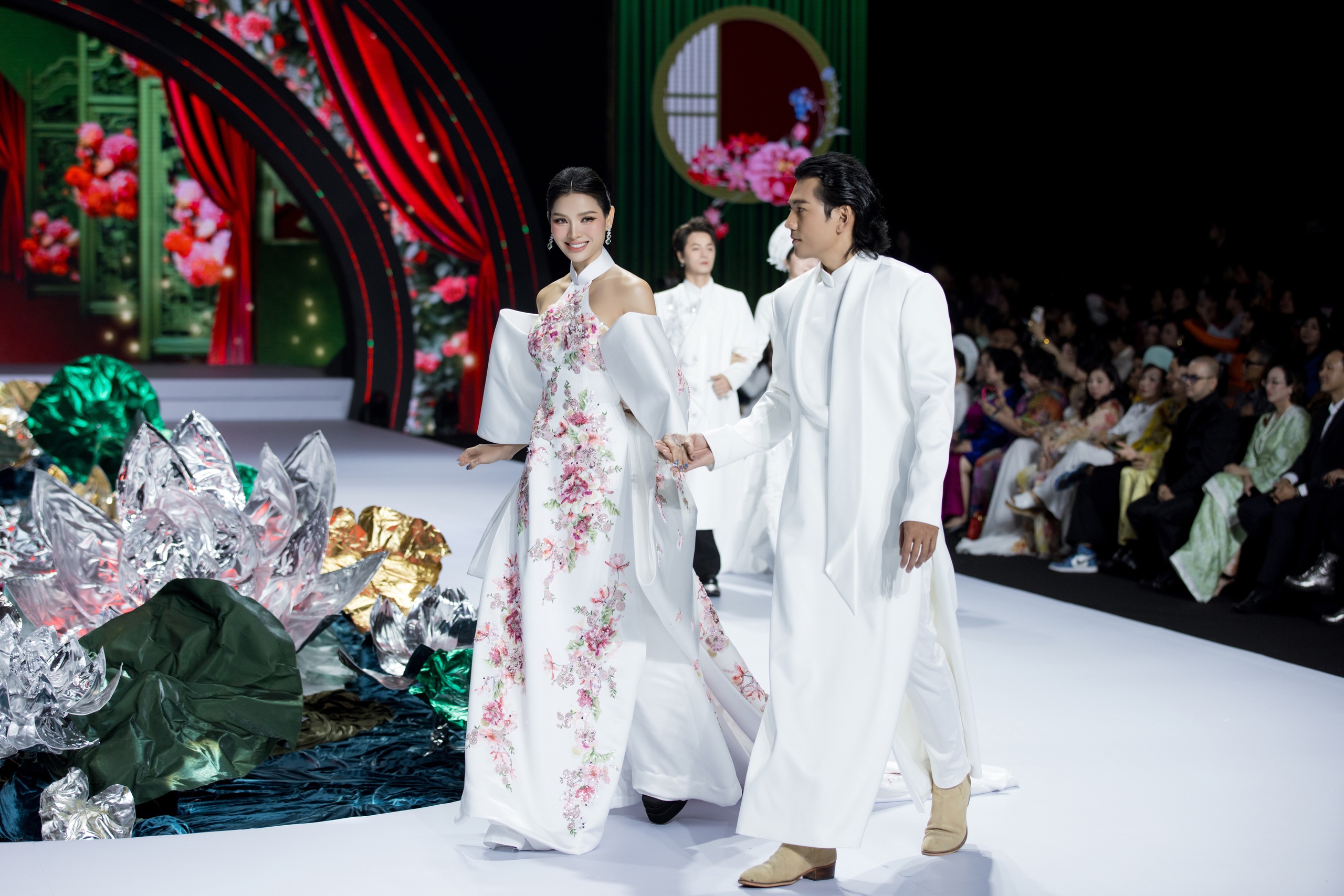 Phương Trinh Jolie gây bất ngờ với hình thể mẹ 3 con - Ảnh 2.