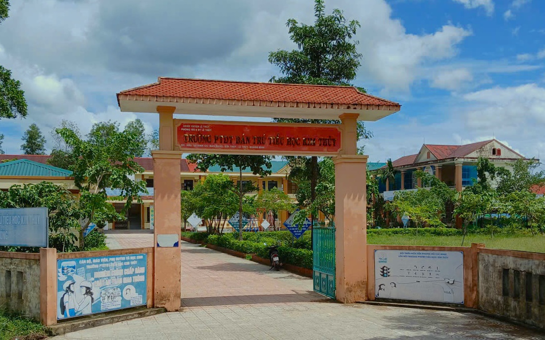 Tiết lộ loạt đơn giáo viên "tố" đích danh nữ phó hiệu trưởng Đỗ Thị Hồng Huế