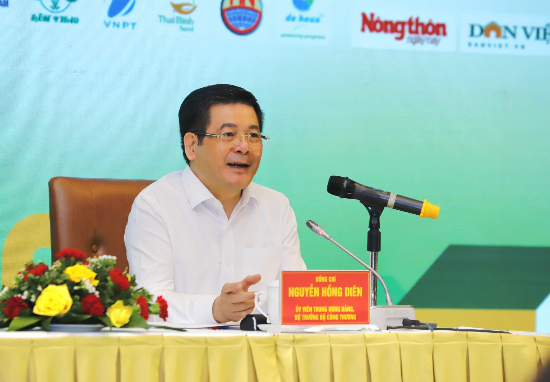 Đối thoại với n&ocirc;ng d&acirc;n: Bộ trưởng Bộ C&ocirc;ng Thương nhắn nhủ qua thời "rau 2 luống, lợn 2 chuồng"- Ảnh 1.