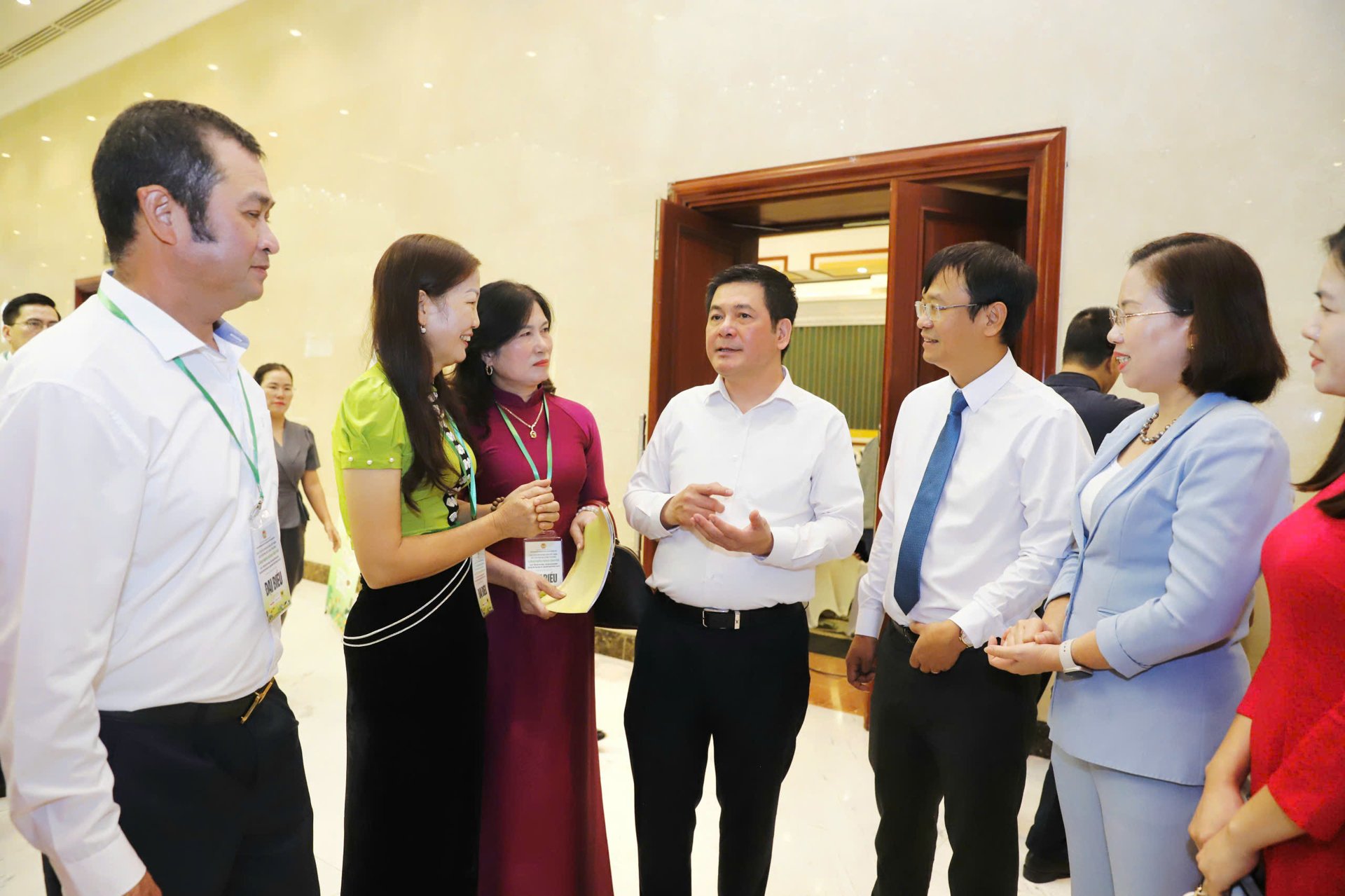 Đối thoại với n&ocirc;ng d&acirc;n: Bộ trưởng Bộ C&ocirc;ng Thương nhắn nhủ qua thời "rau 2 luống, lợn 2 chuồng"- Ảnh 3.