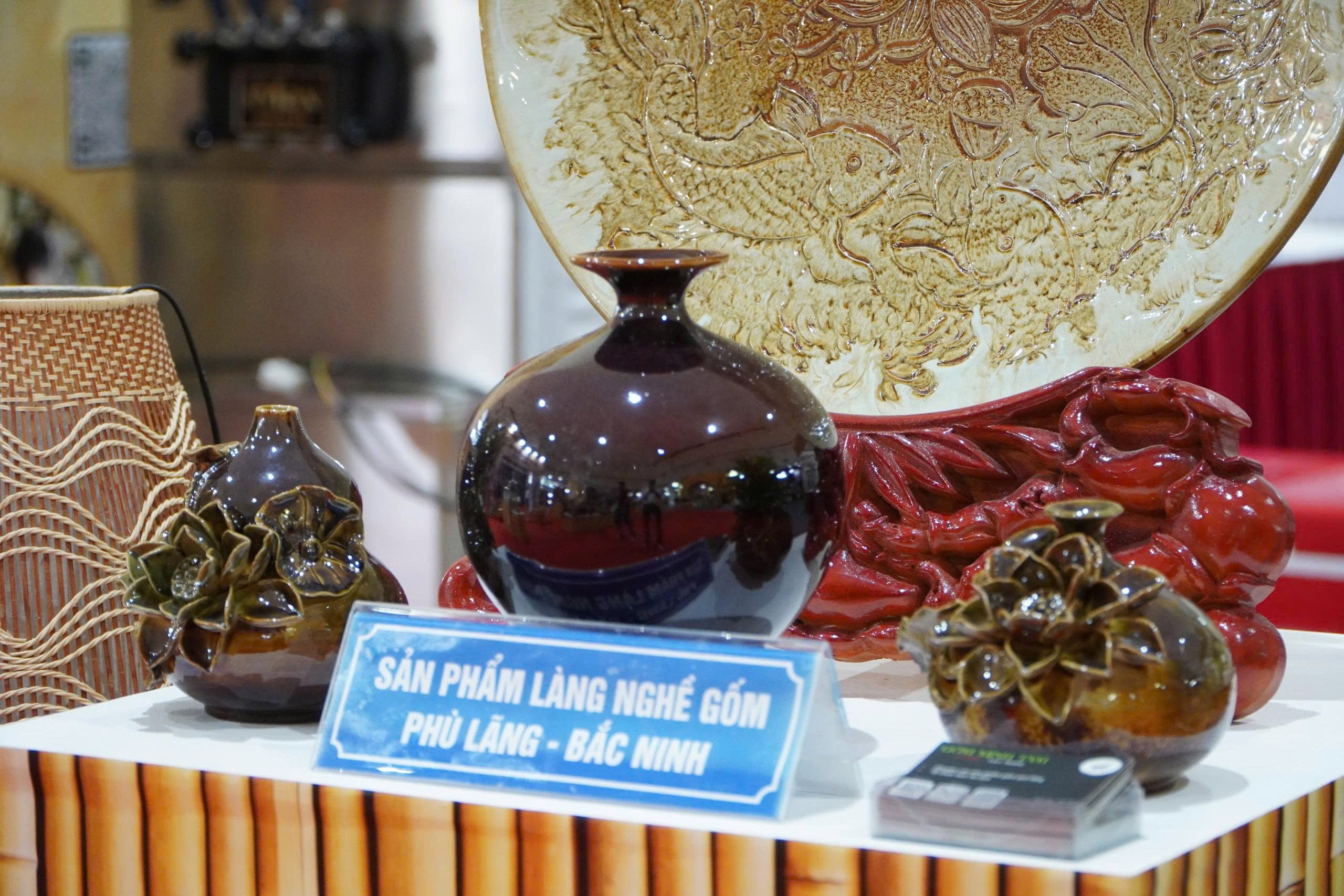 H&agrave;ng trăm sản phẩm tinh hoa l&agrave;ng nghề thu h&uacute;t kh&aacute;ch h&agrave;ng - Ảnh 1.