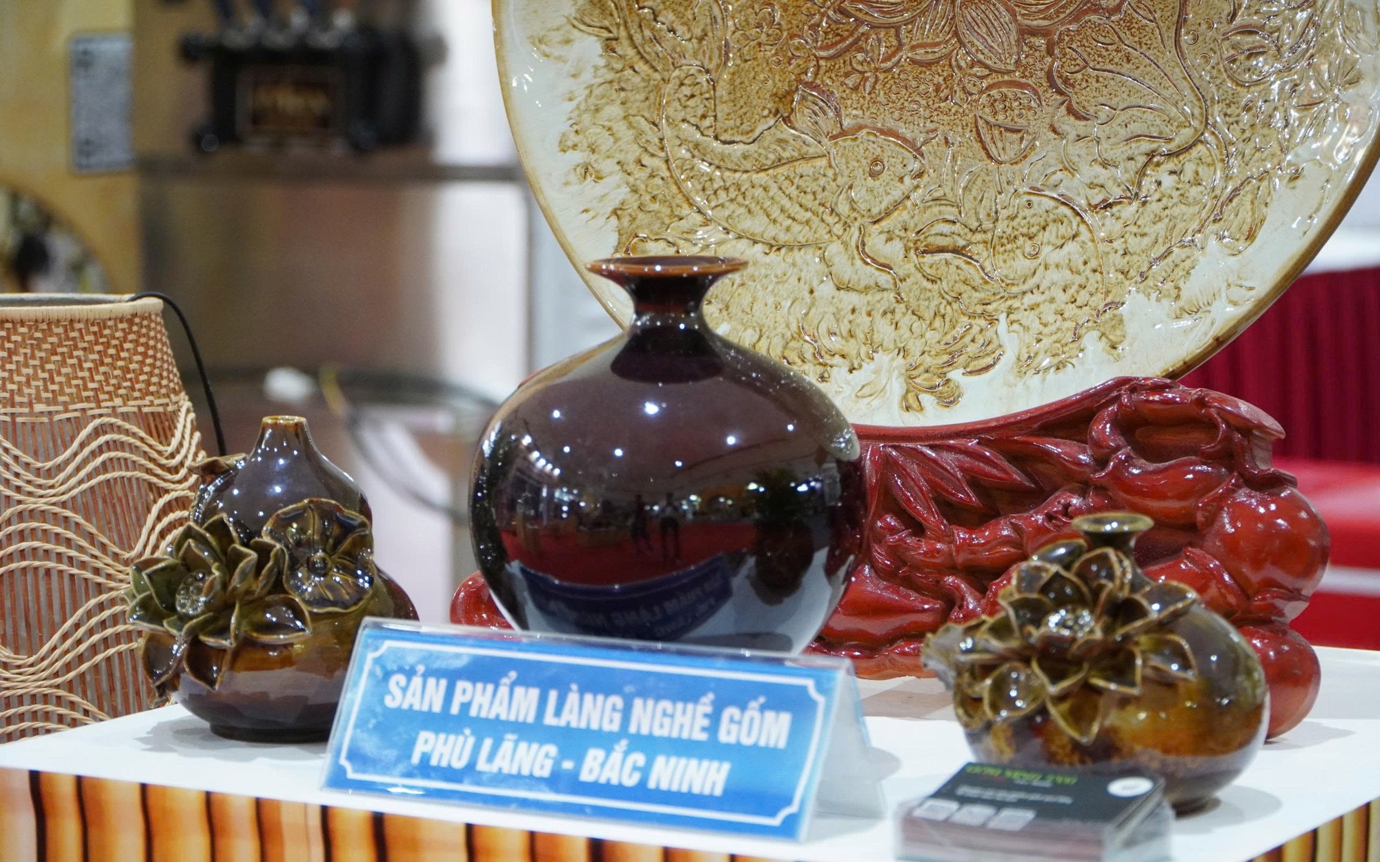 Nhiều sản phẩm tinh hoa làng nghề thu hút khách hàng