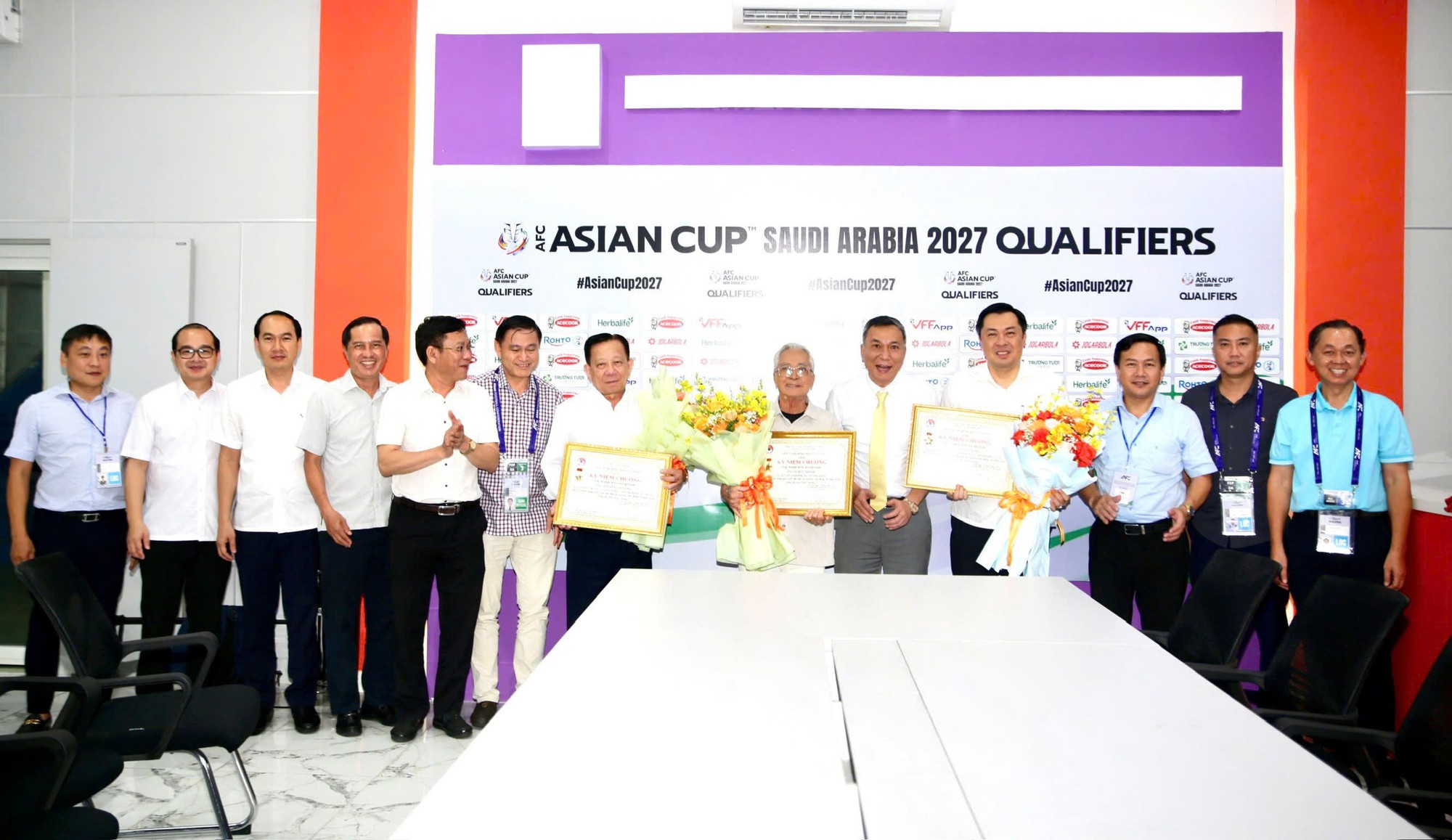Chủ tịch HĐQT Tập đo&agrave;n Becamex nhận kỷ niệm chương &ldquo;V&igrave; sự nghiệp B&oacute;ng đ&aacute; Việt Nam&rdquo; - Ảnh 2.