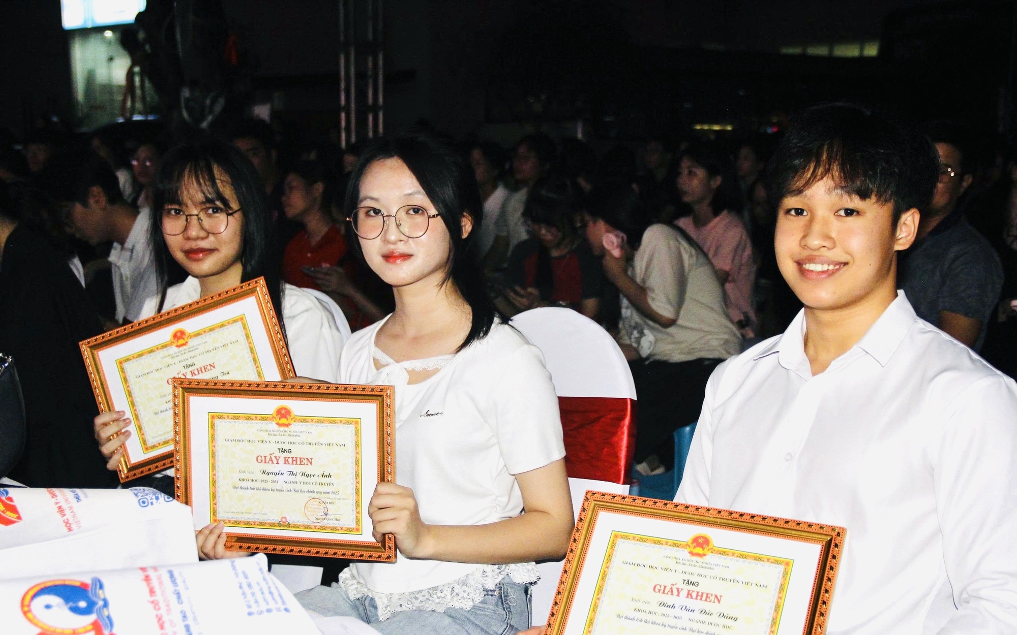 Gen Z say mê cây cỏ, muốn lan tỏa giá trị đông y Việt Nam