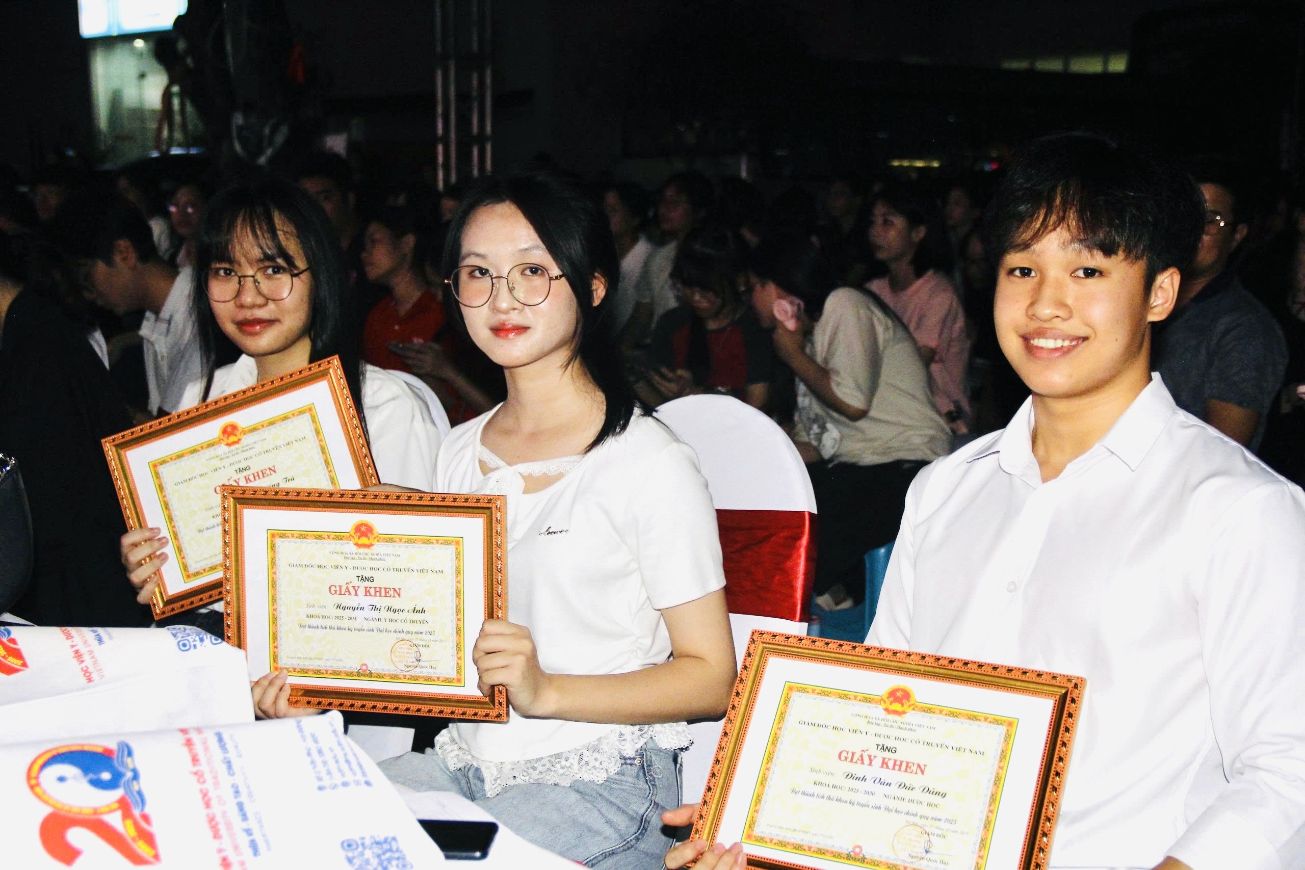 Gen Z say m&ecirc; c&acirc;y cỏ, muốn lan tỏa gi&aacute; trị đ&ocirc;ng y Việt Nam - Ảnh 2.