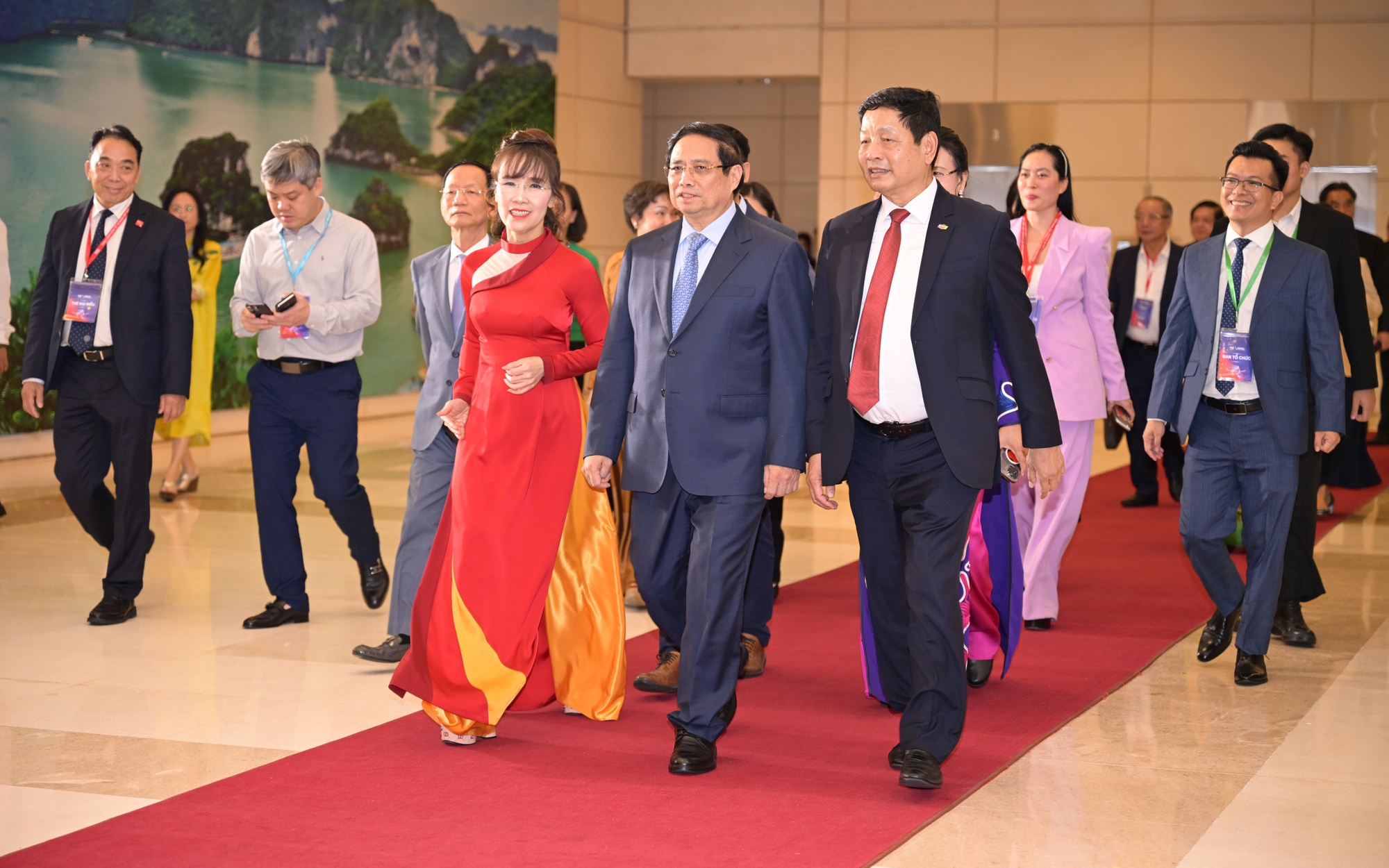 Thủ tướng nhắn nhủ doanh nghiệp "Vươn xa ra biển lớn, tiến sâu vào lòng đất, bay cao trong vũ trụ"