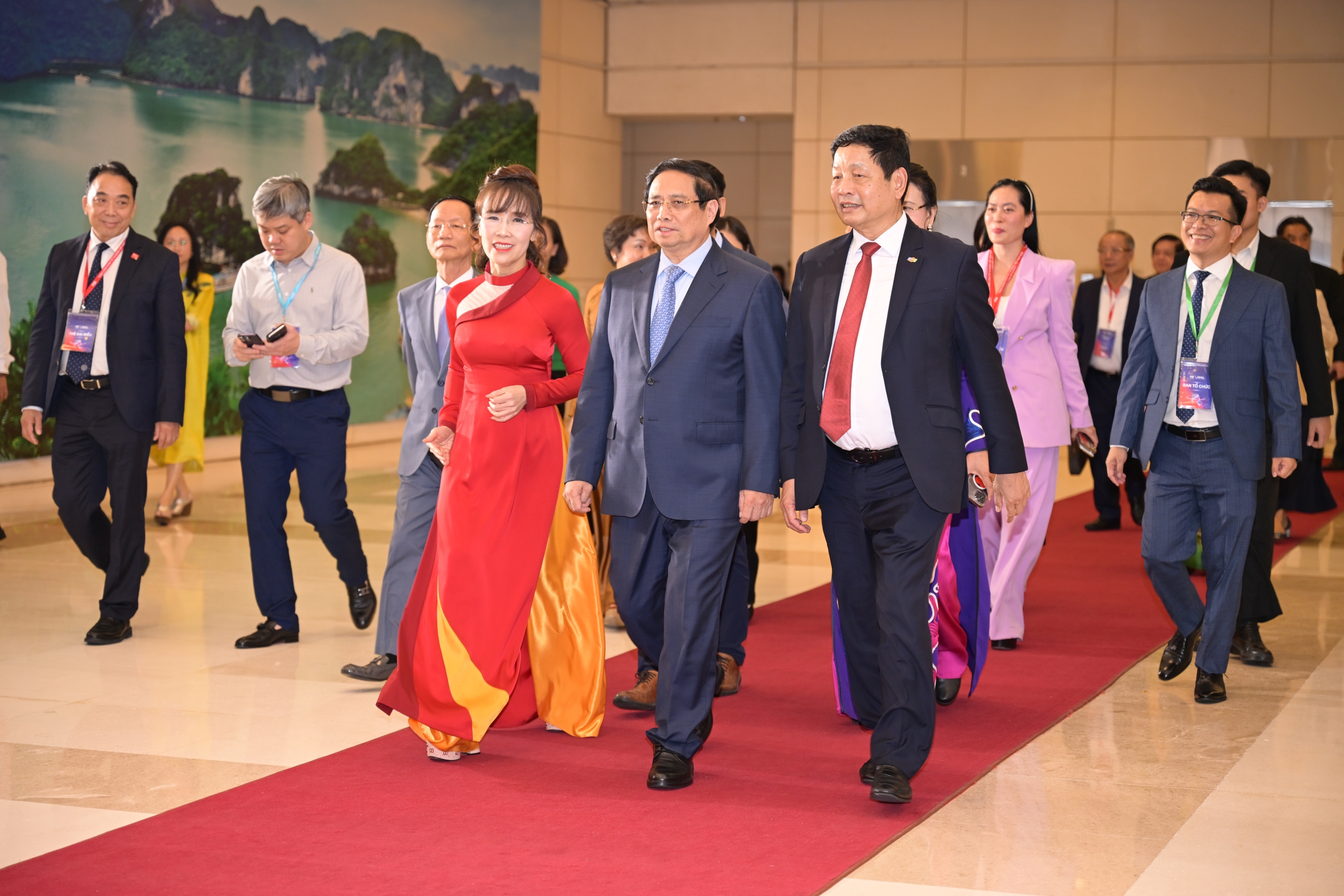 Thủ tướng nhắn nhủ doanh nghiệp tư nhân vươn xa ra biển lớn và bay cao trong vũ trụ - Ảnh 1.
