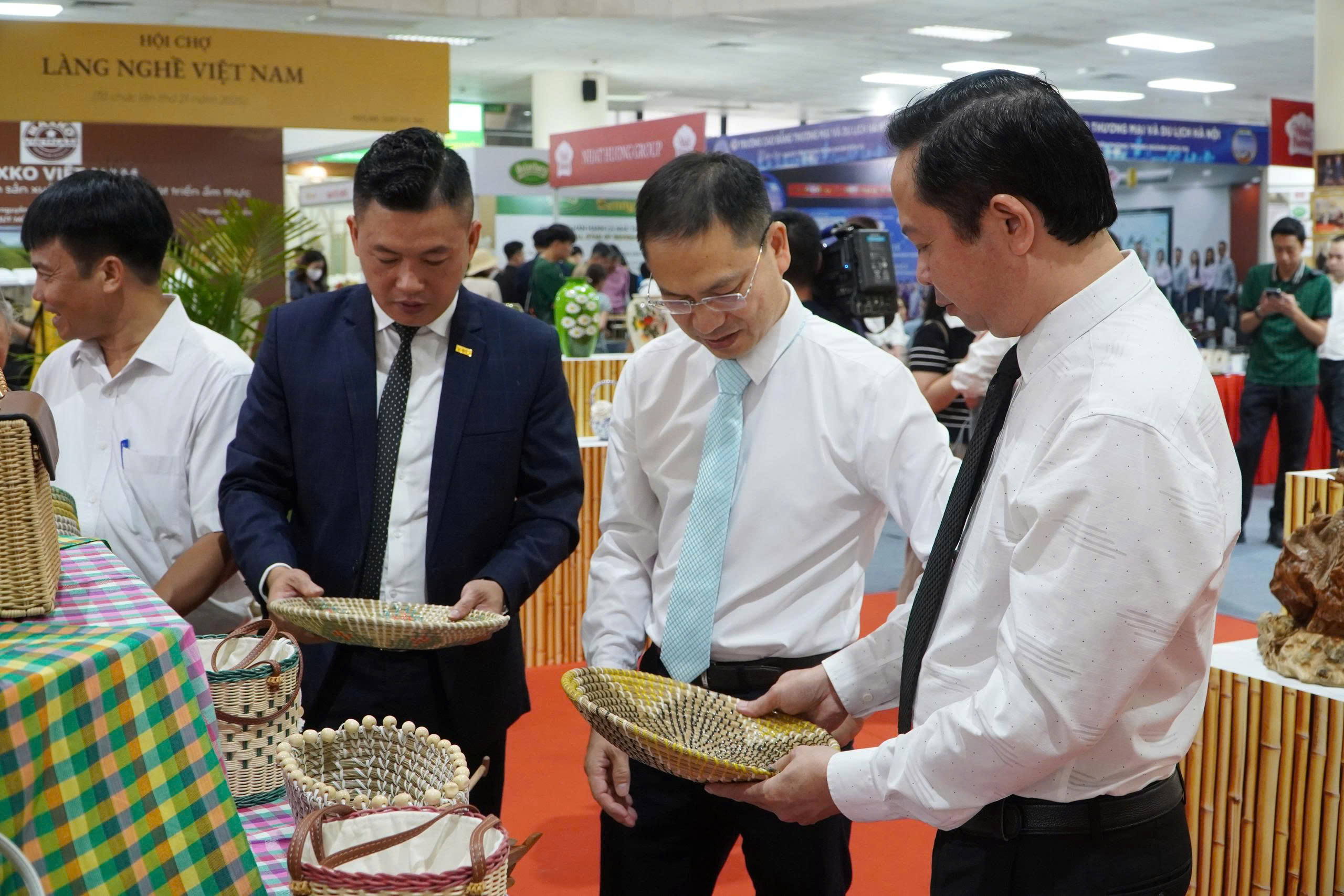 H&agrave;ng trăm sản phẩm tinh hoa l&agrave;ng nghề thu h&uacute;t kh&aacute;ch h&agrave;ng - Ảnh 2.