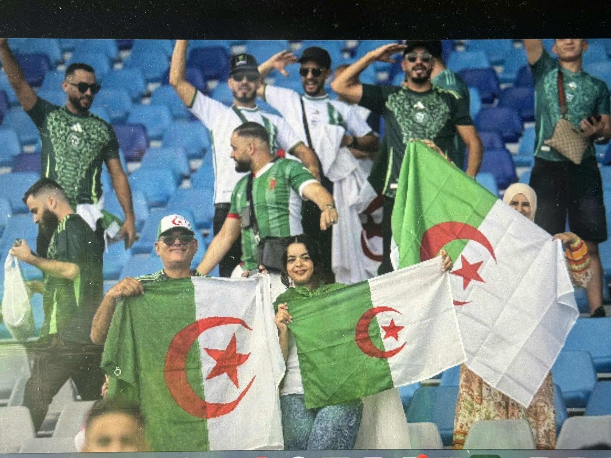 Cựu sao Man City tỏa s&aacute;ng, Algeria đoạt v&eacute; dự World Cup sau 12 năm - Ảnh 1.