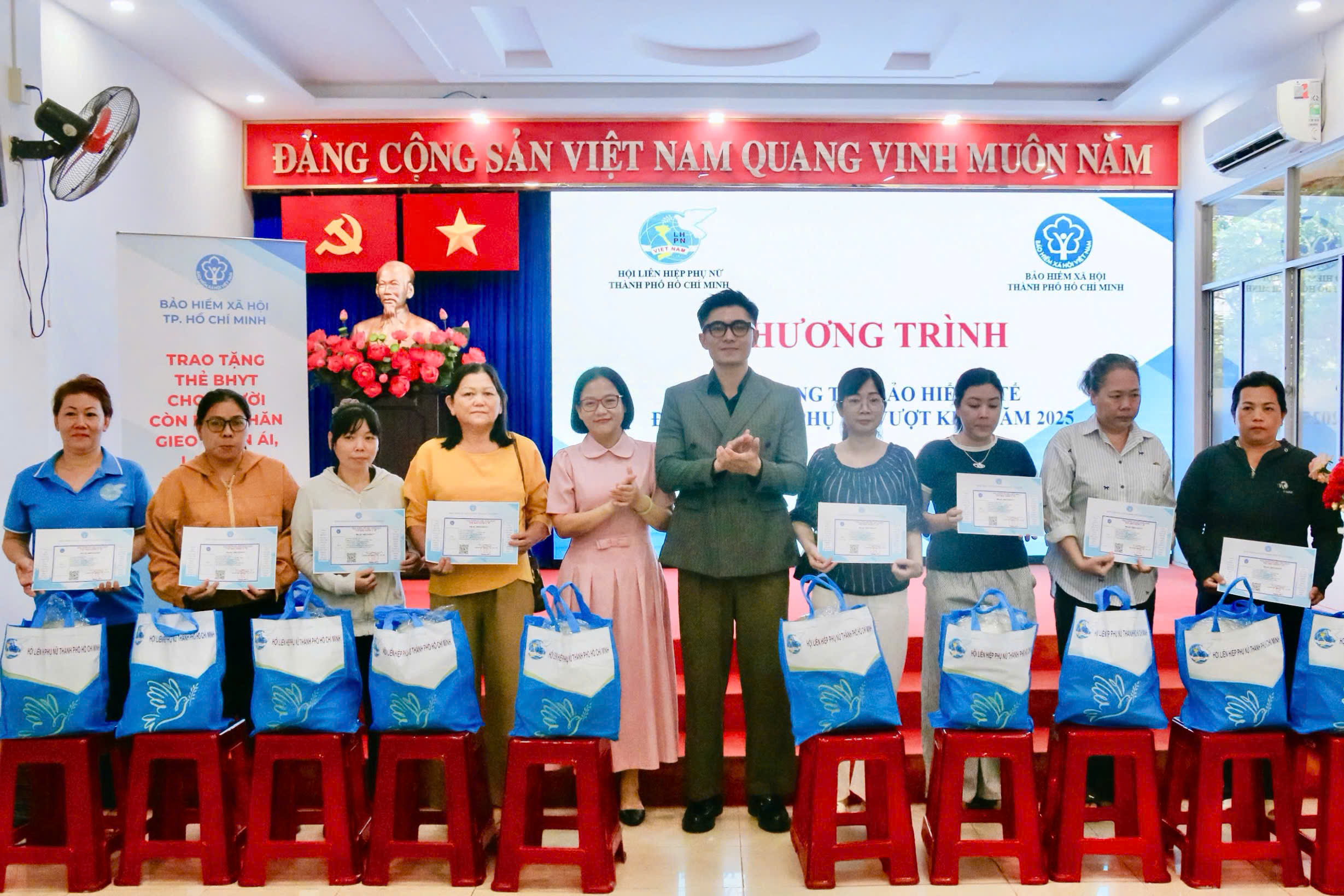 TP HCM: Trao 443 thẻ BHYT cho phụ nữ kh&oacute; khăn, lan tỏa ch&iacute;nh s&aacute;ch an sinh nh&acirc;n văn - Ảnh 4.
