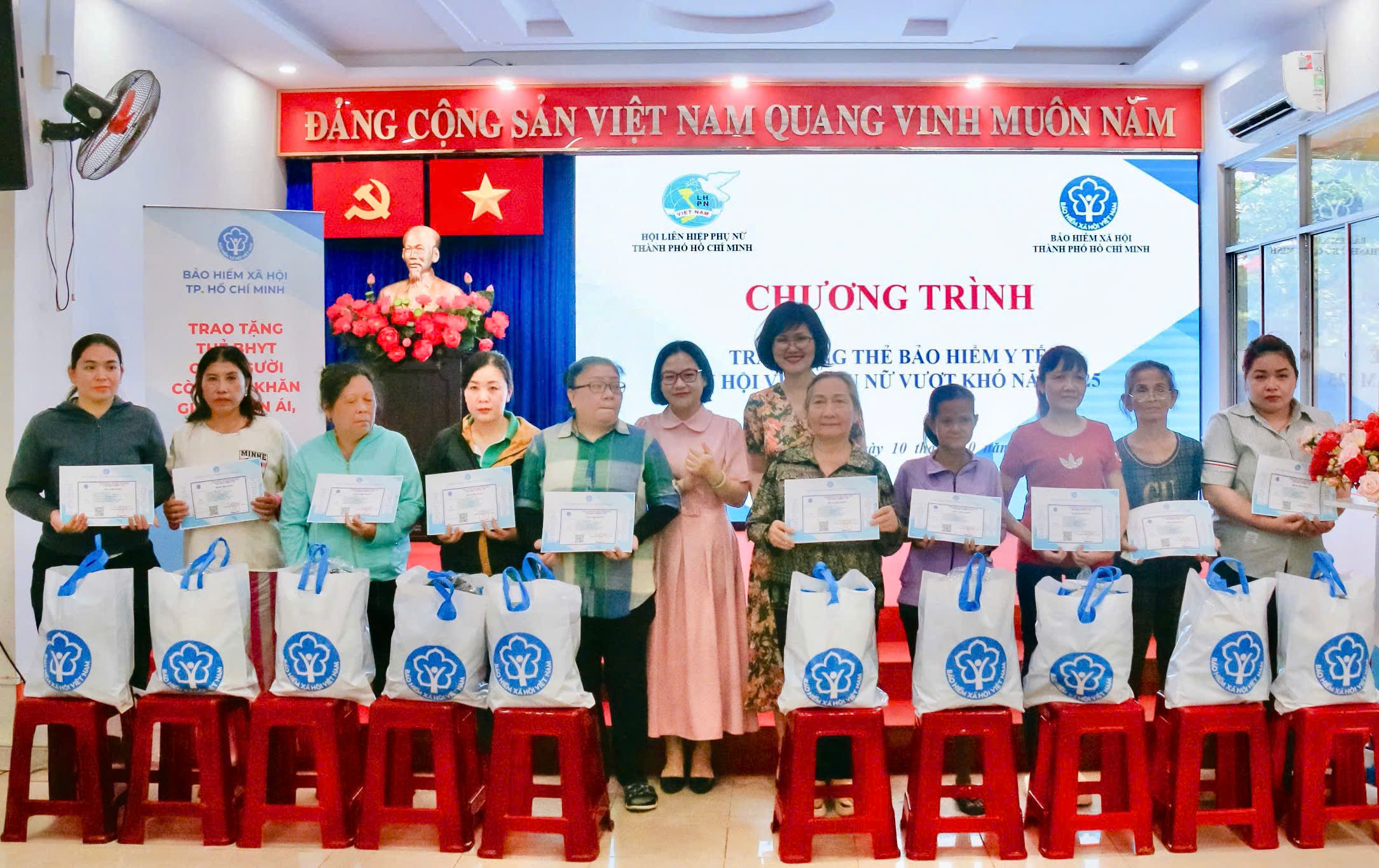 TP HCM: Trao 443 thẻ BHYT cho phụ nữ kh&oacute; khăn, lan tỏa ch&iacute;nh s&aacute;ch an sinh nh&acirc;n văn - Ảnh 3.