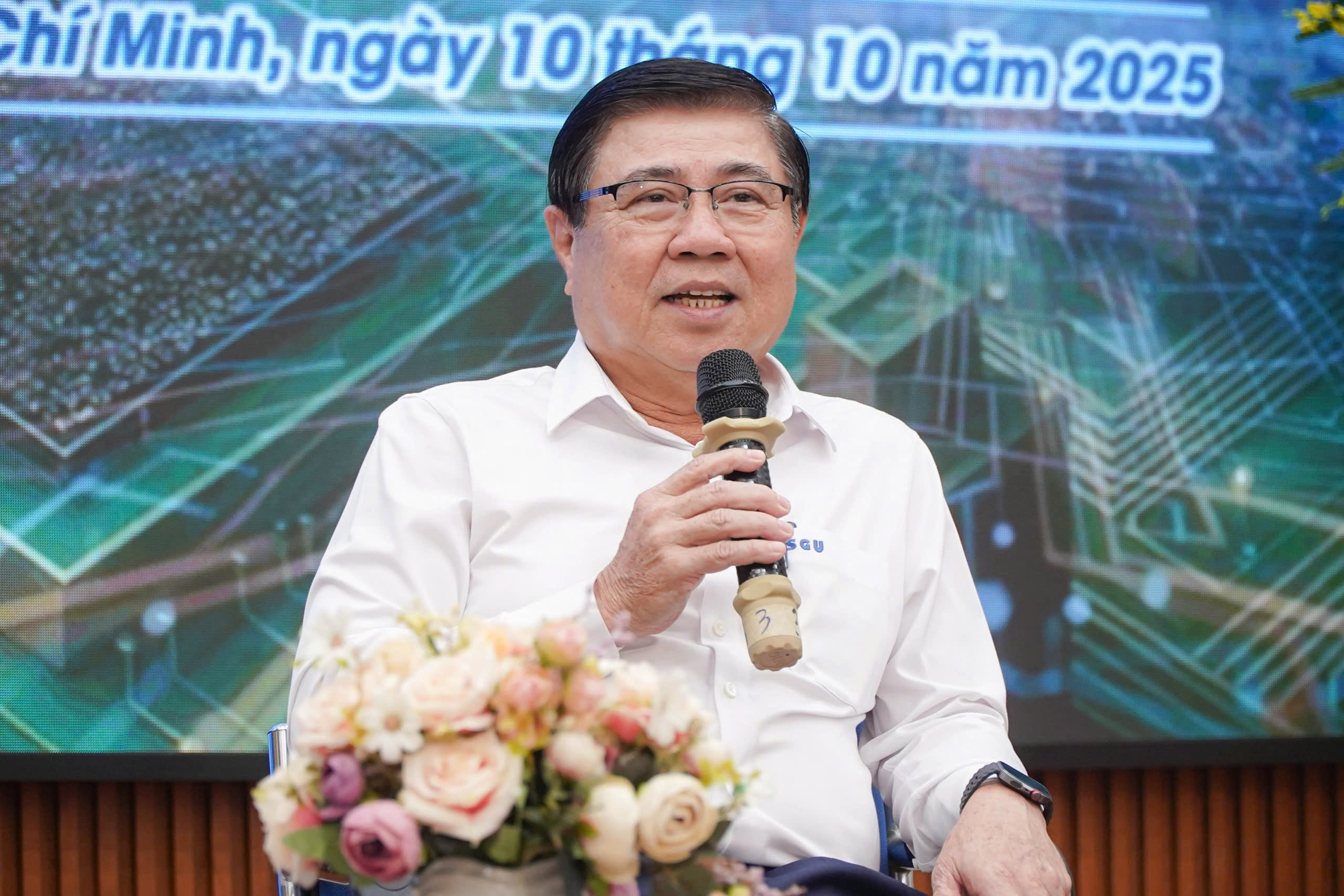 Cuốn s&aacute;ch được viết từ những trăn trở về con đường ph&aacute;t triển của TP HCM - Ảnh 2.