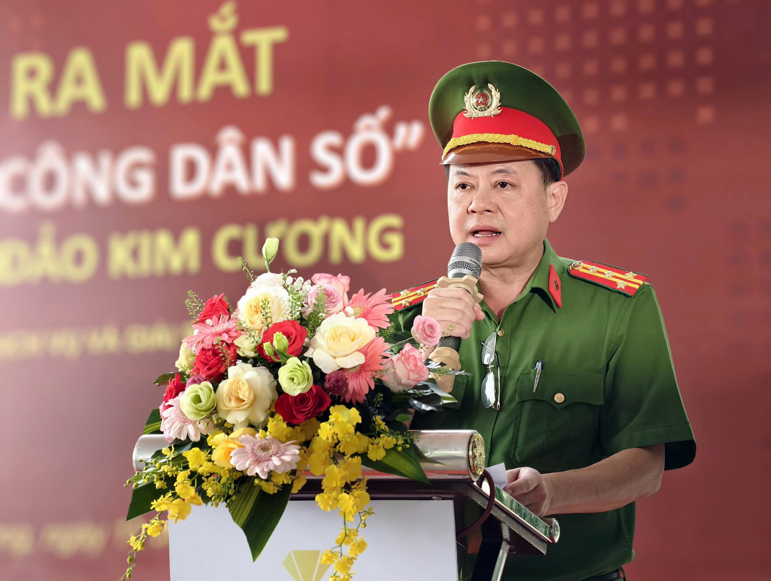 Công an TP HCM lần đầu ra mắt "Trạm công dân số" - Ảnh 1.
