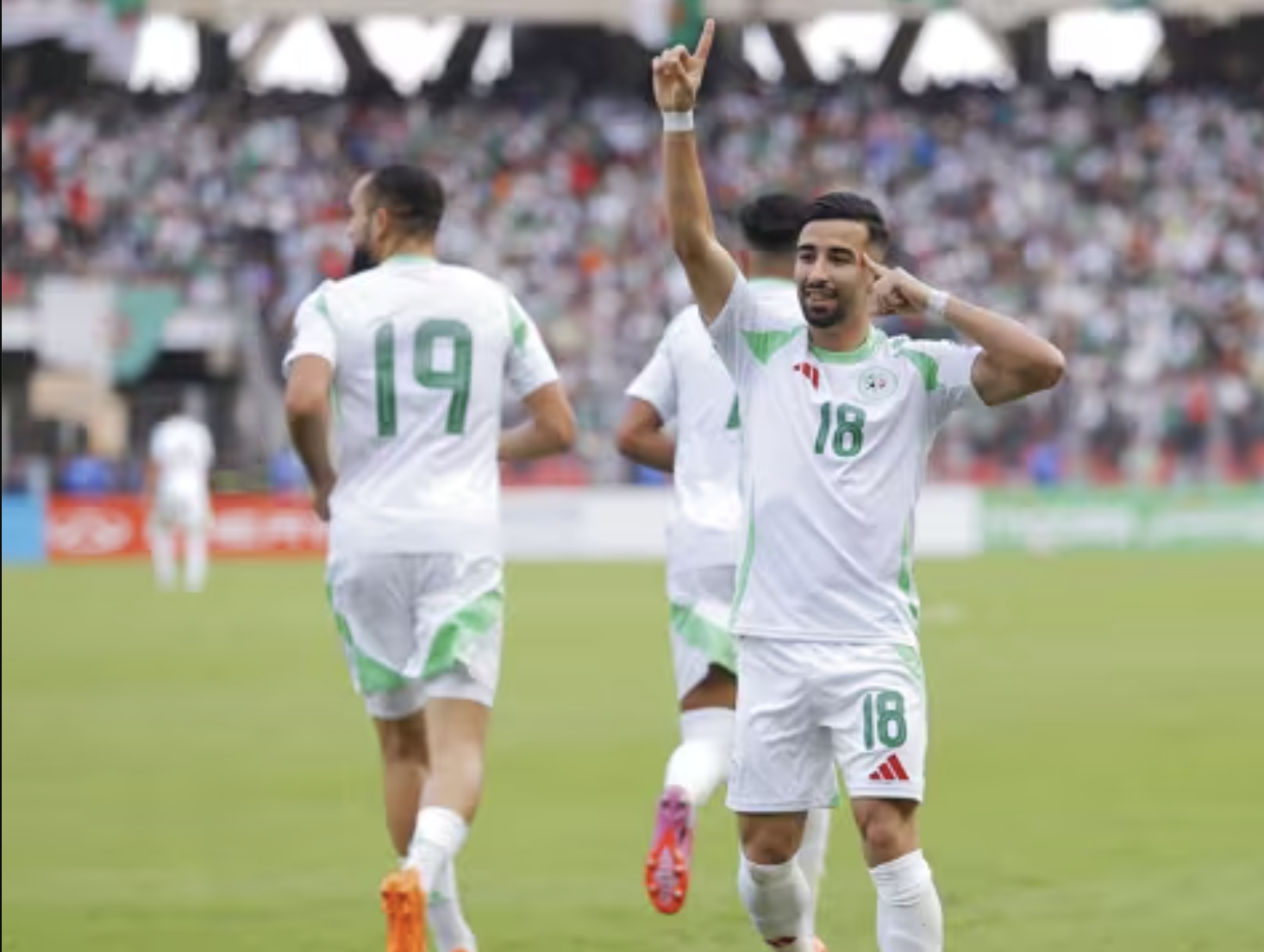 Cựu sao Man City tỏa s&aacute;ng, Algeria đoạt v&eacute; dự World Cup sau 12 năm - Ảnh 2.
