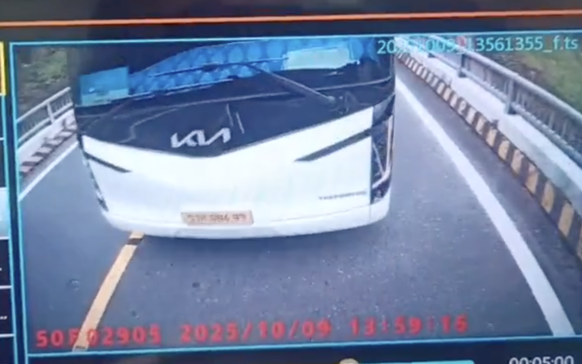 CLIP: Xe khách lấn làn trên cầu ở đèo Khánh Lê, tài xế còn chửi bậy