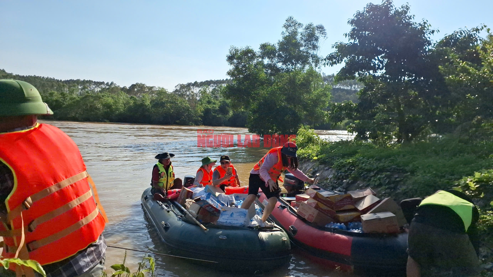 Vượt lũ dữ trên sông Thương, cứu trợ khẩn cấp bà con Bố Hạ Bắc Ninh - Ảnh 4.