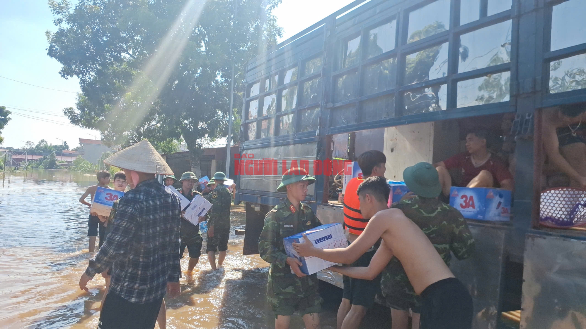 Vượt lũ dữ trên sông Thương, cứu trợ khẩn cấp bà con Bố Hạ Bắc Ninh - Ảnh 5.
