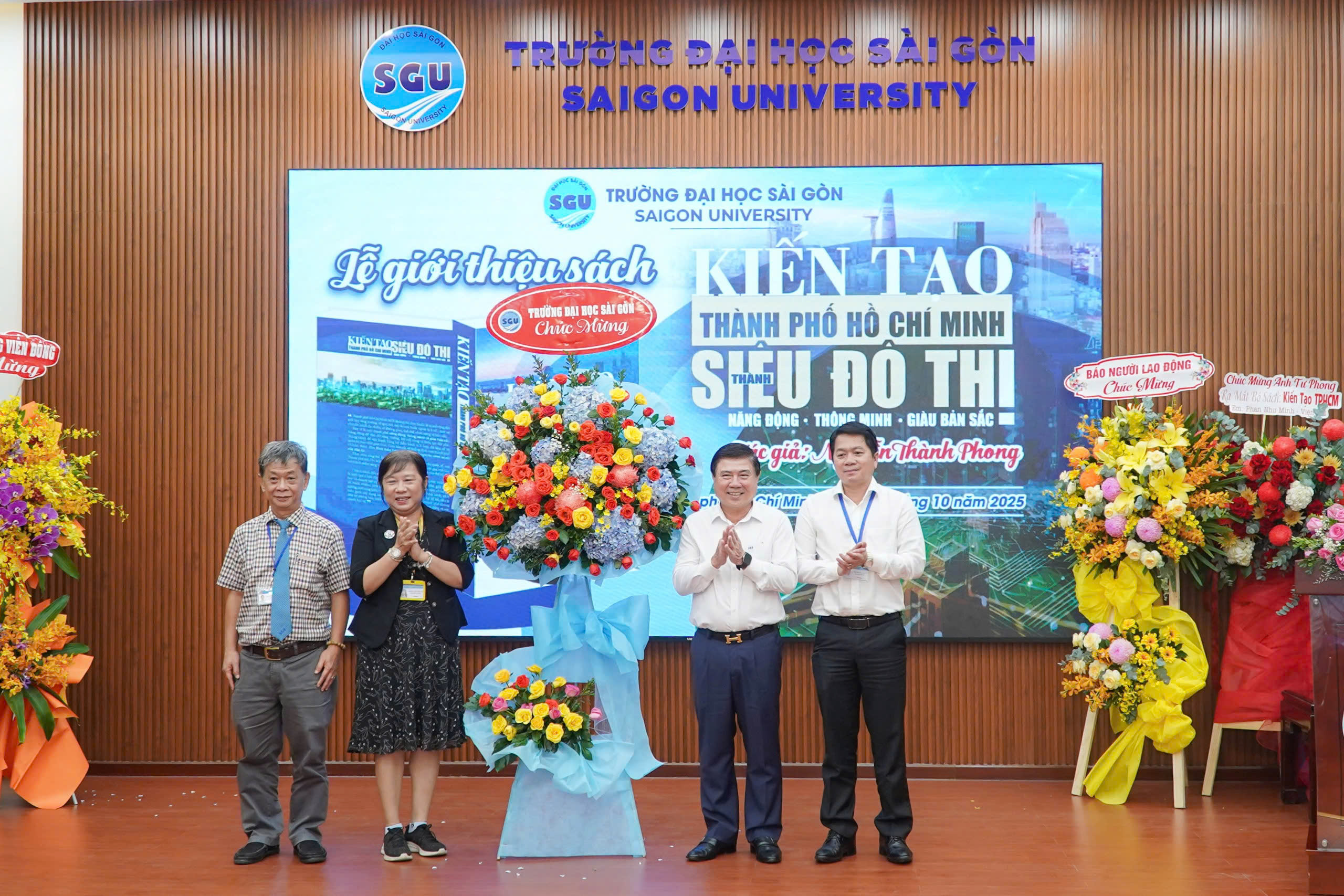 Cuốn s&aacute;ch được viết từ những trăn trở về con đường ph&aacute;t triển của TP HCM - Ảnh 1.