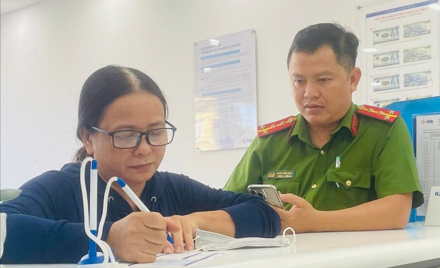Nhận được 1 tỉ đồng chuyển nhầm, người phụ nữ vội vàng báo công an - Ảnh 1.