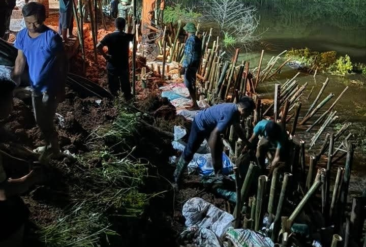 Xã Mỹ Thái xuyên đêm bảo vệ đê Chi Lễ trước nguy cơ lũ lớn - Ảnh 1.