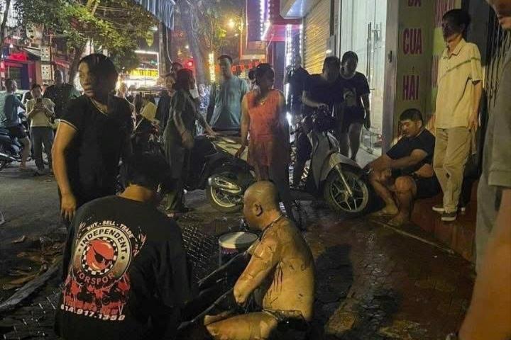 M&acirc;u thuẫn trong l&agrave;m ăn , chủ qu&aacute;n ph&oacute;ng hỏa đốt khiến 3 người bỏng nặng - Ảnh 1.