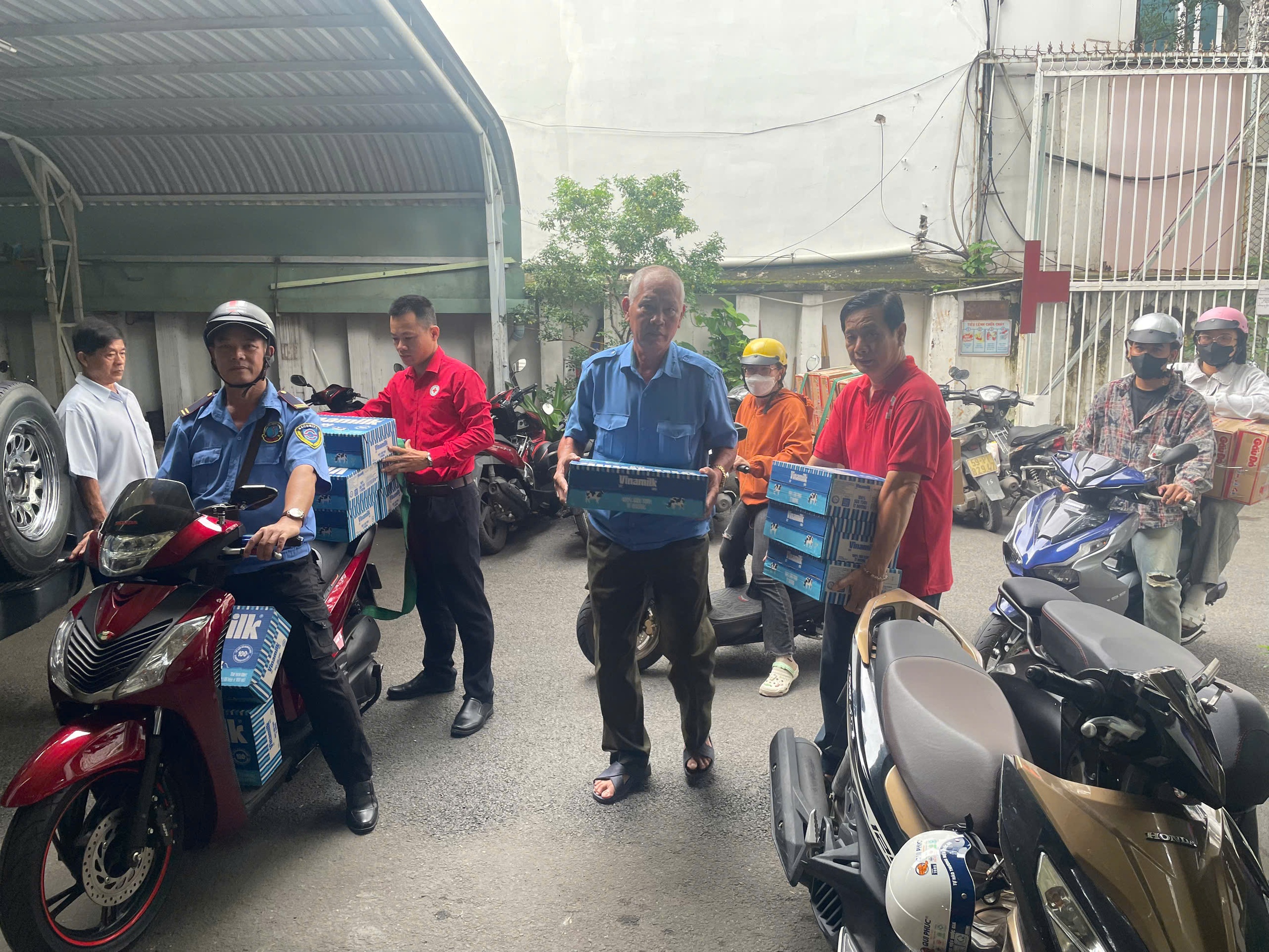 Người dân TP HCM chung tay hỗ trợ đồng bào bị ảnh hưởng bão lũ miền Trung - Ảnh 13.