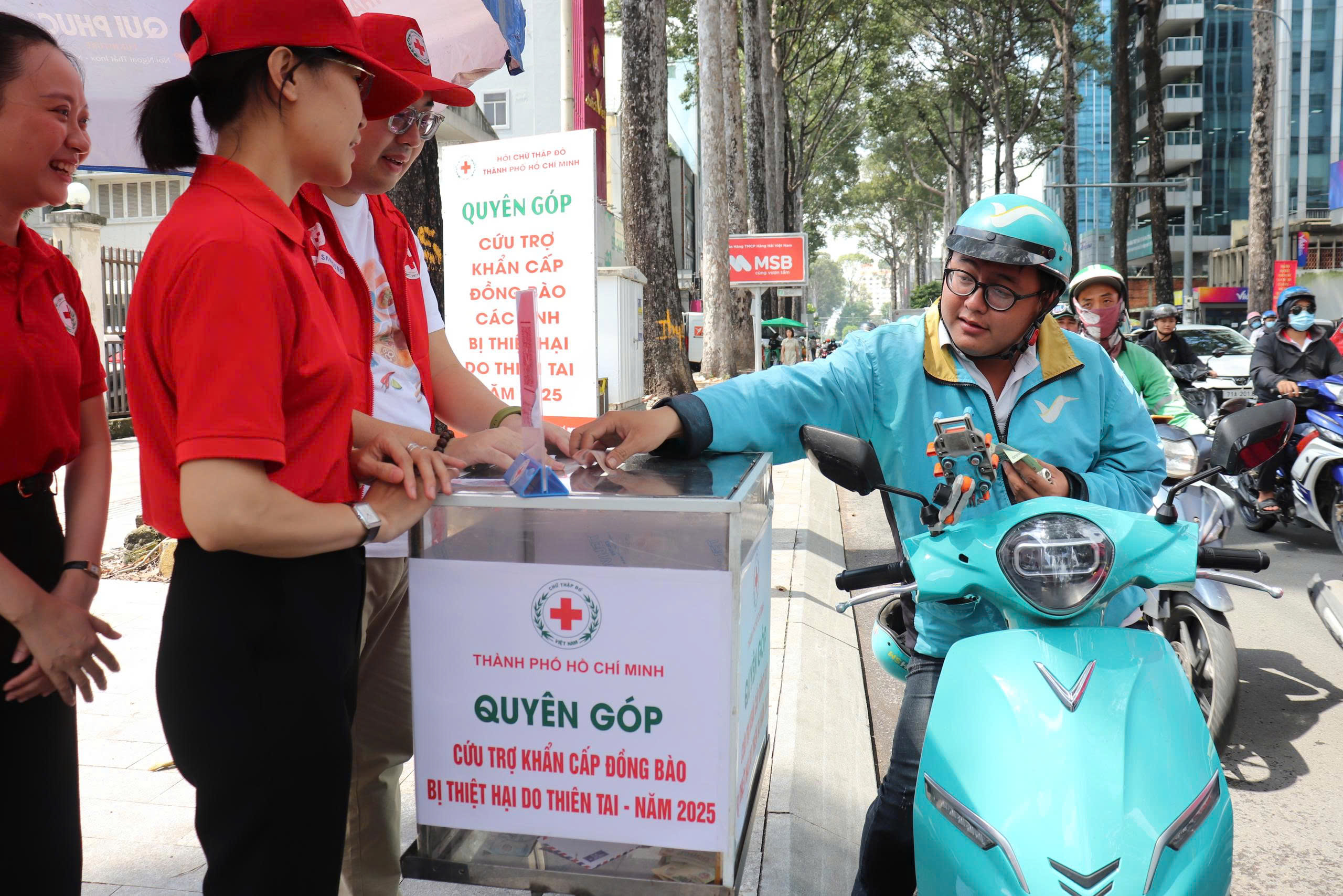 Người dân TP HCM chung tay hỗ trợ đồng bào bị ảnh hưởng bão lũ miền Trung - Ảnh 1.