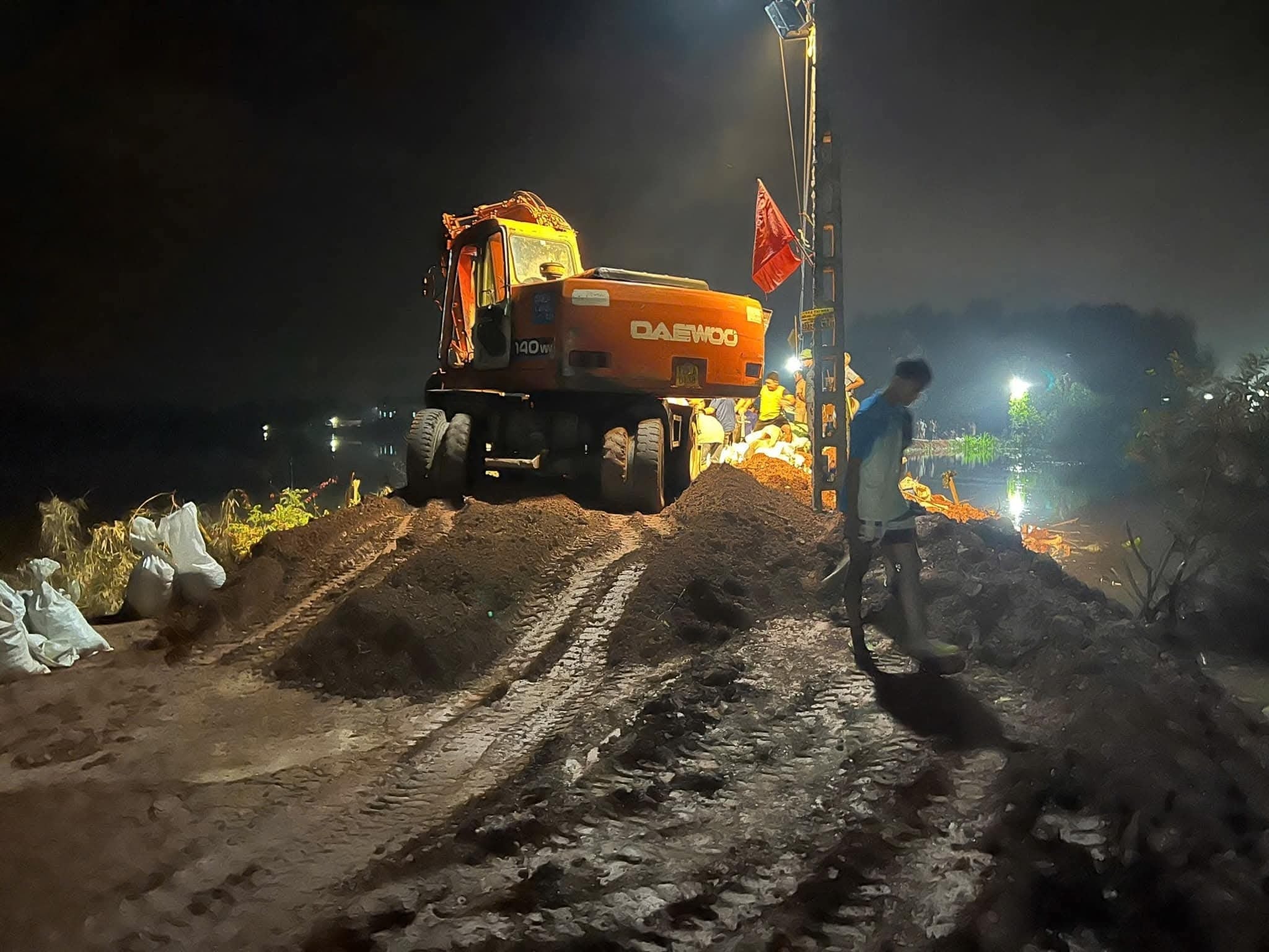 Xã Mỹ Thái xuyên đêm bảo vệ đê Chi Lễ trước nguy cơ lũ lớn - Ảnh 6.